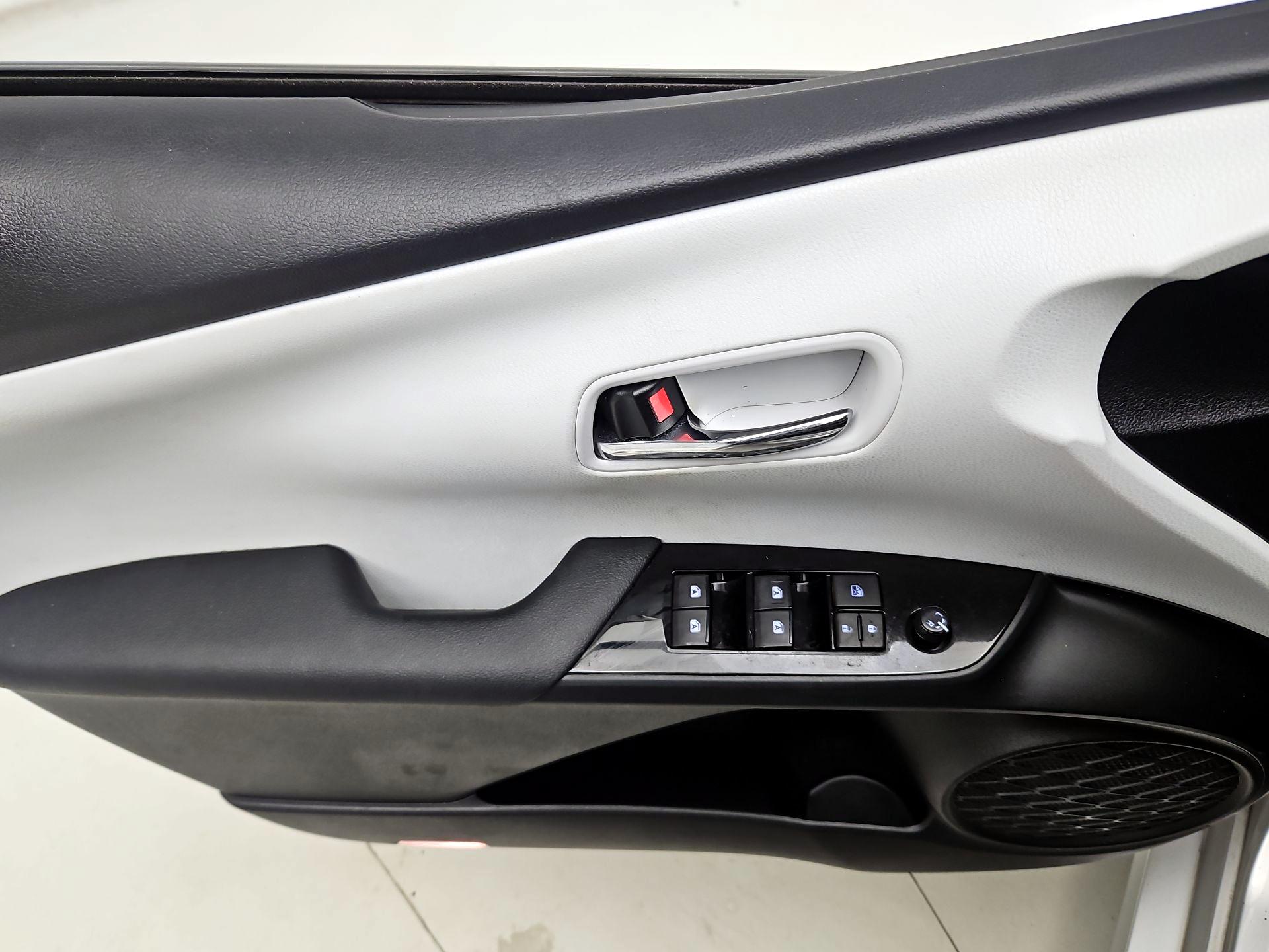 Thumbnail: 2017 Toyota Prius Prime - 12