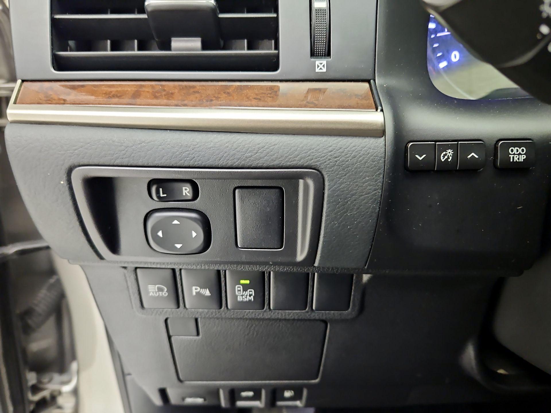 Thumbnail: 2018 Lexus ES - 13