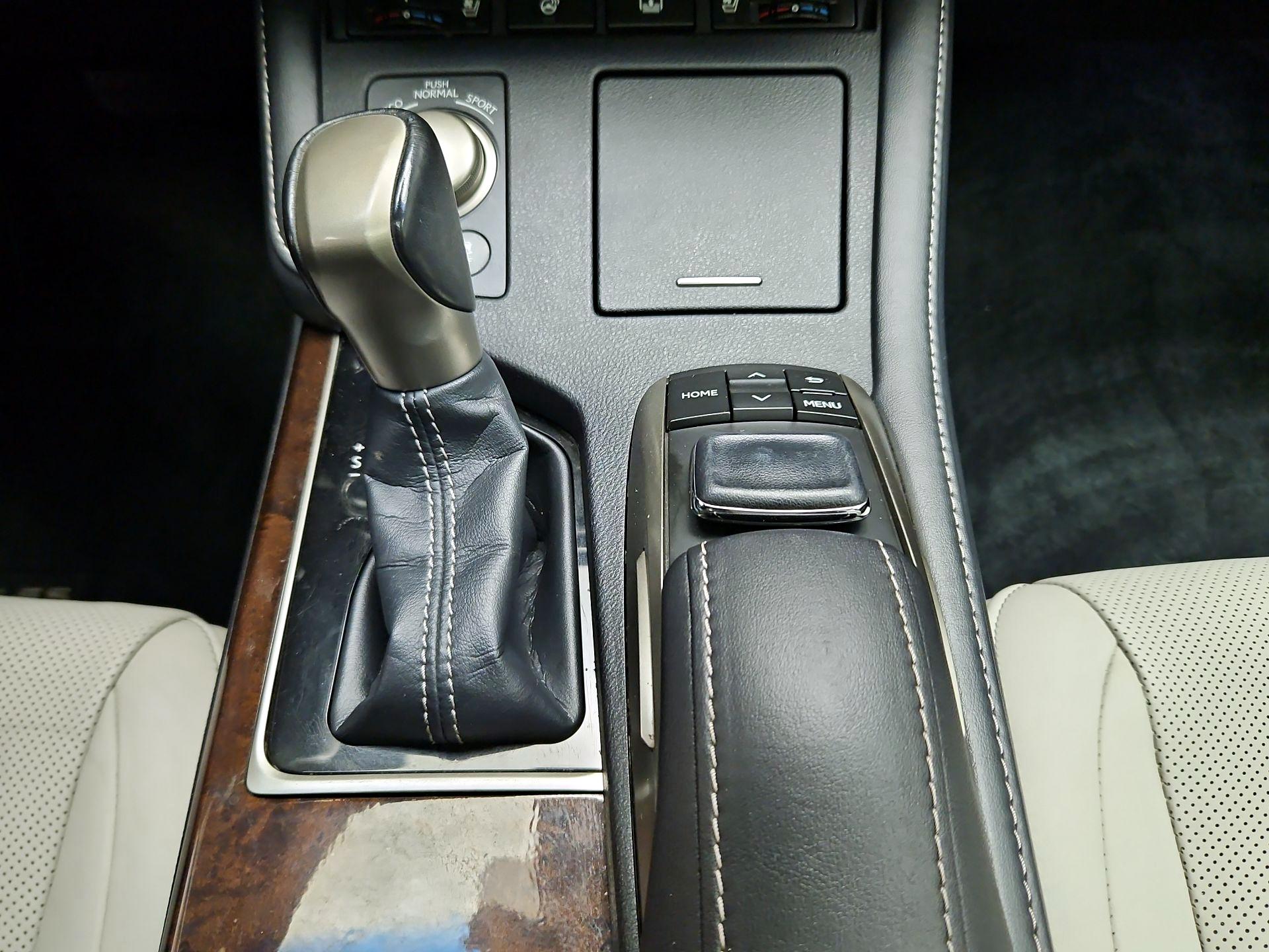 Thumbnail: 2018 Lexus ES - 18