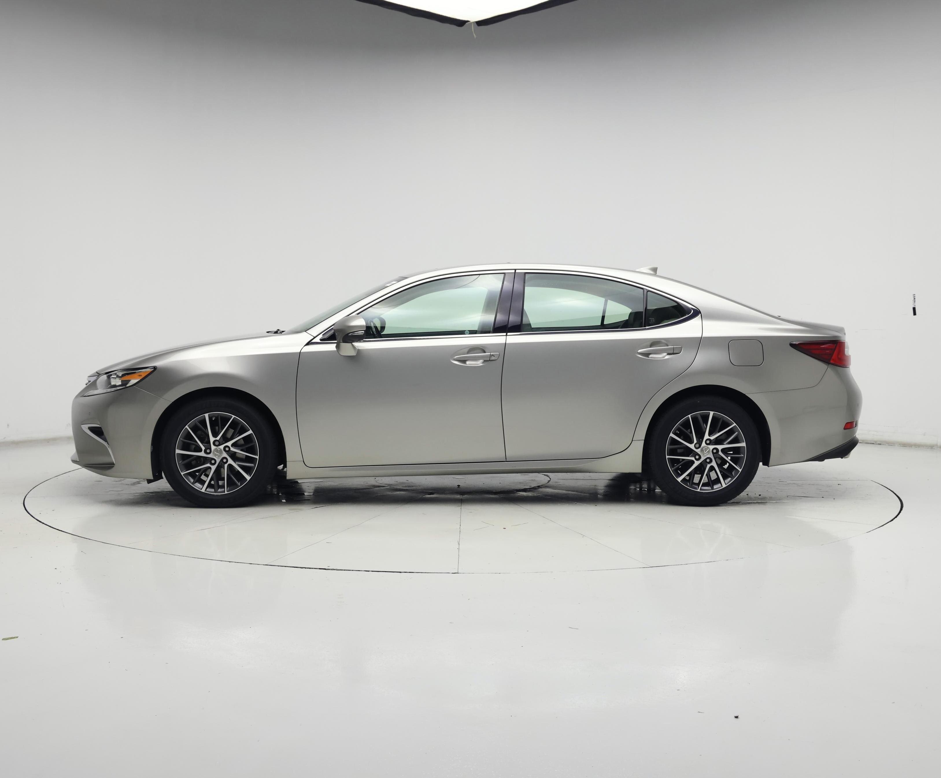 Thumbnail: 2018 Lexus ES - 3