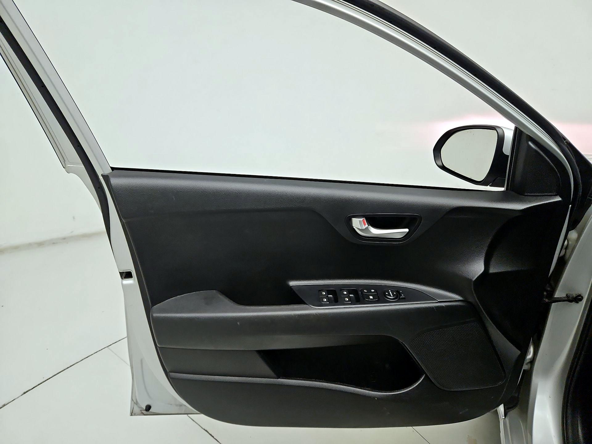 Thumbnail: 2023 Kia Rio - 12