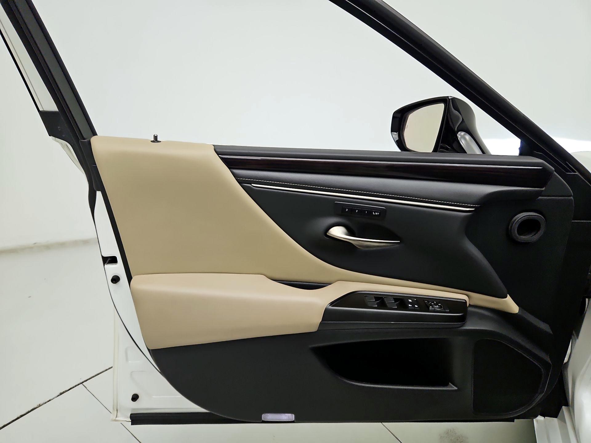 Thumbnail: 2019 Lexus ES - 12