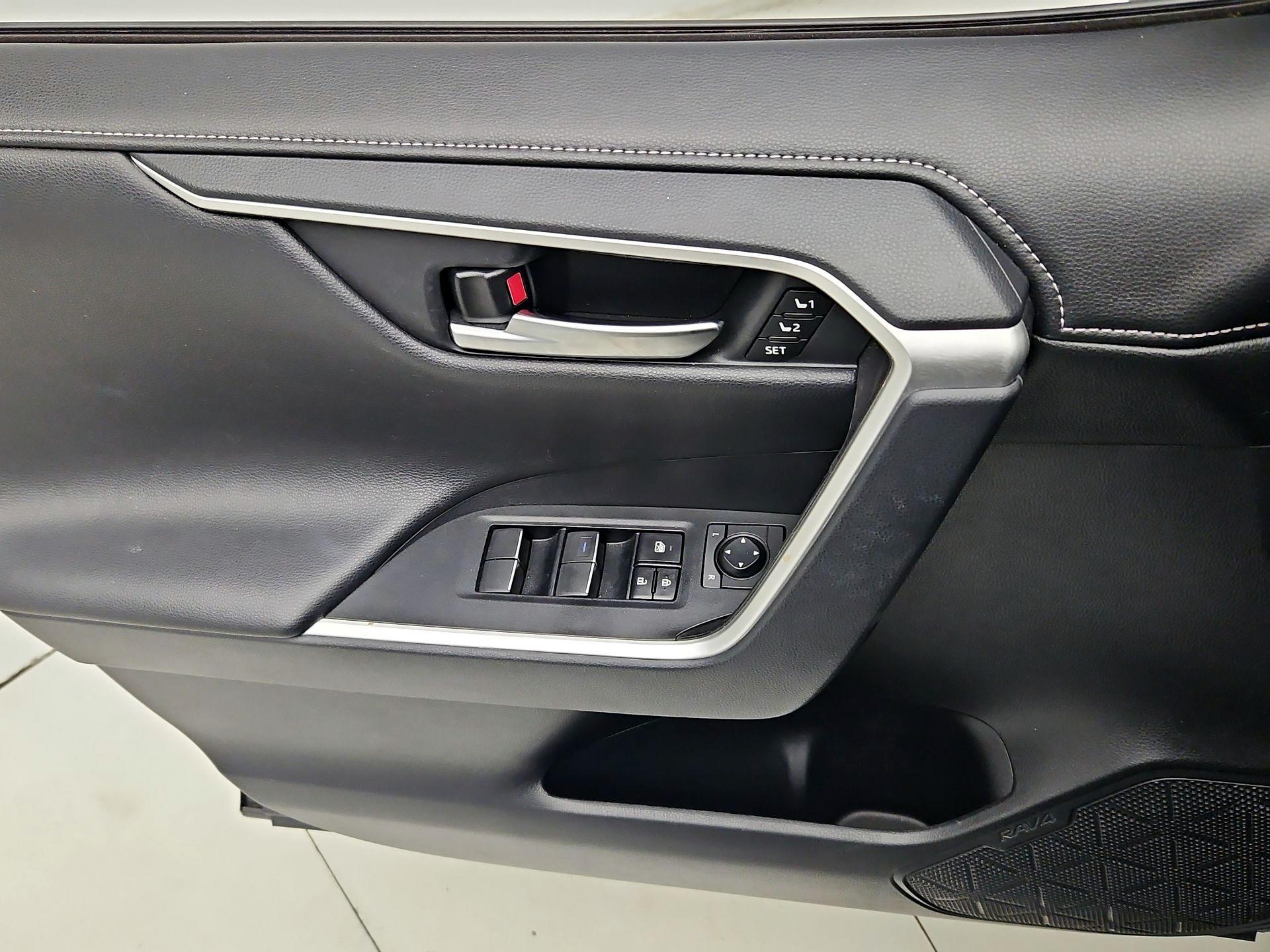 Thumbnail: 2019 Toyota RAV4 - 12