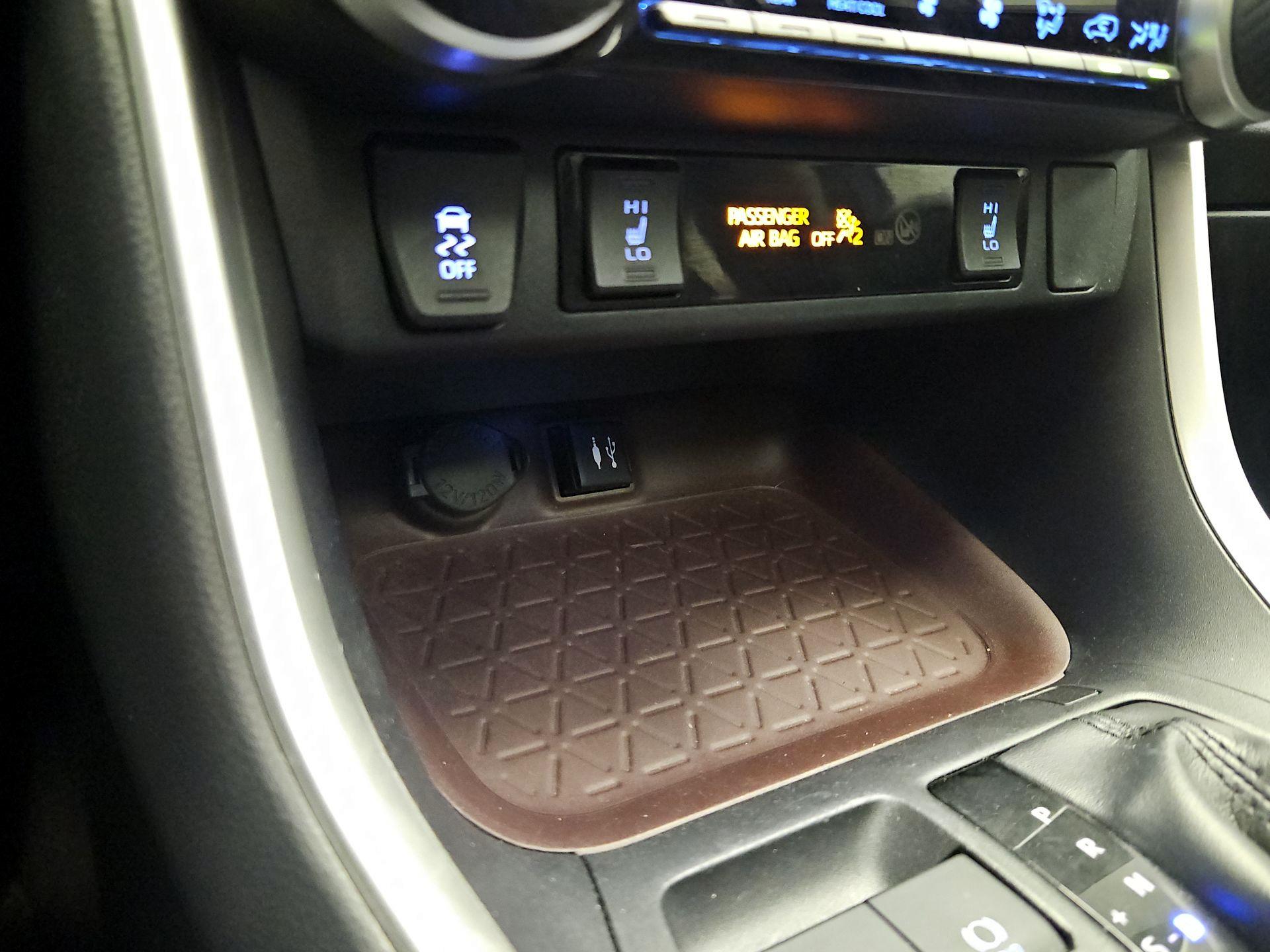 Thumbnail: 2019 Toyota RAV4 - 19