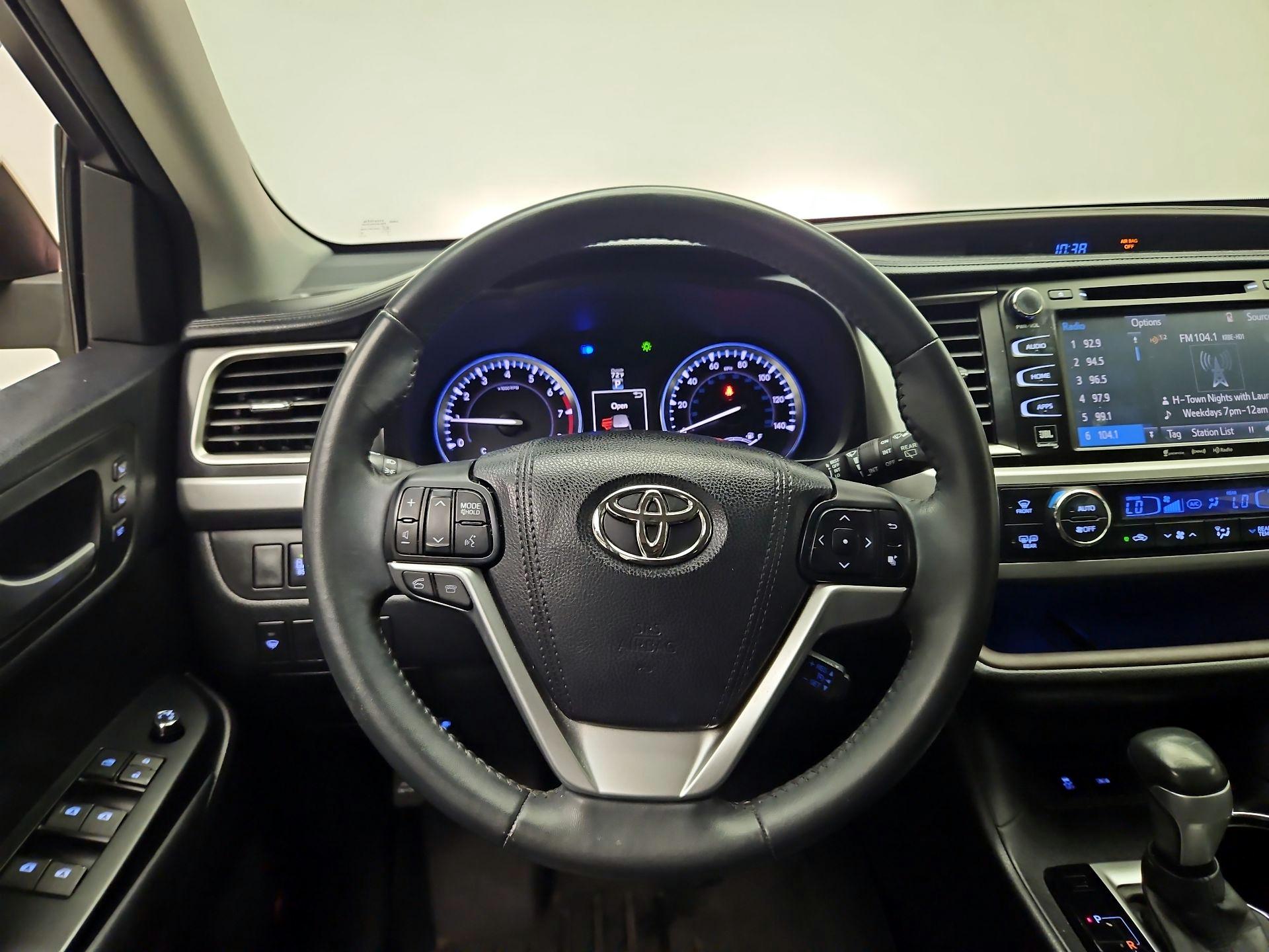 Thumbnail: 2016 Toyota Highlander - 10