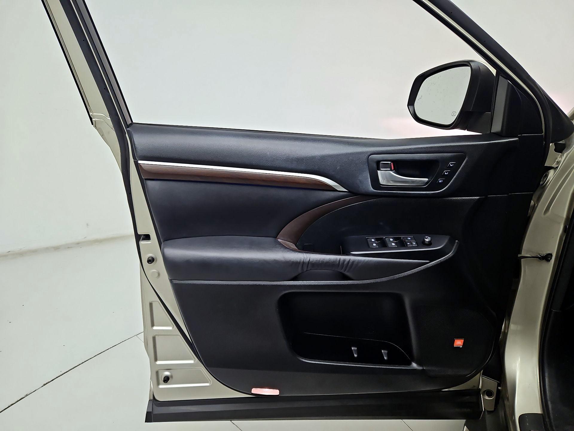 Thumbnail: 2016 Toyota Highlander - 12