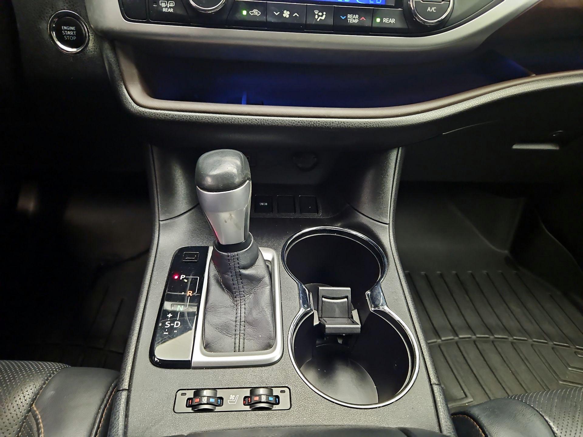 Thumbnail: 2016 Toyota Highlander - 16