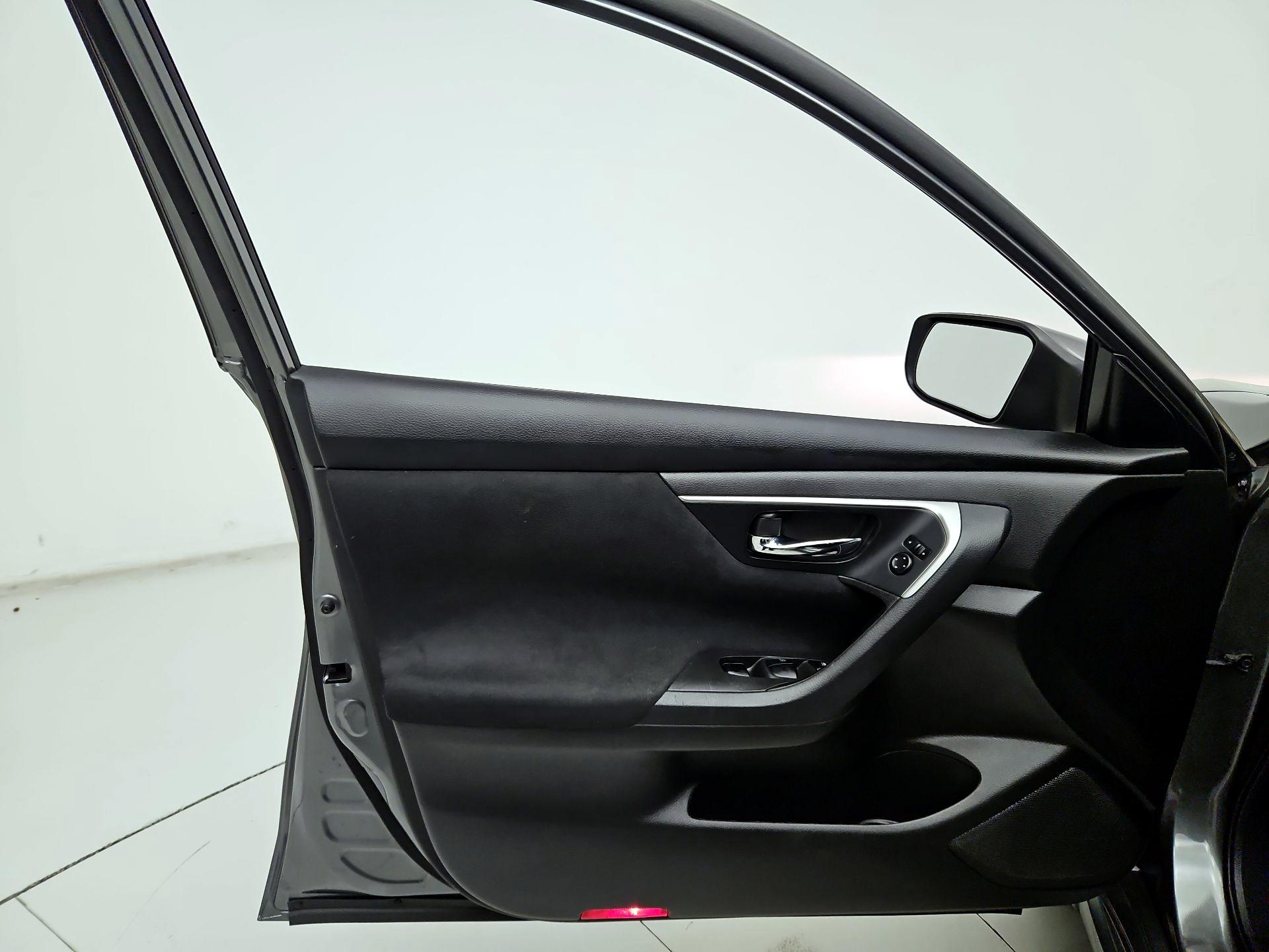 Thumbnail: 2015 Nissan Altima - 12