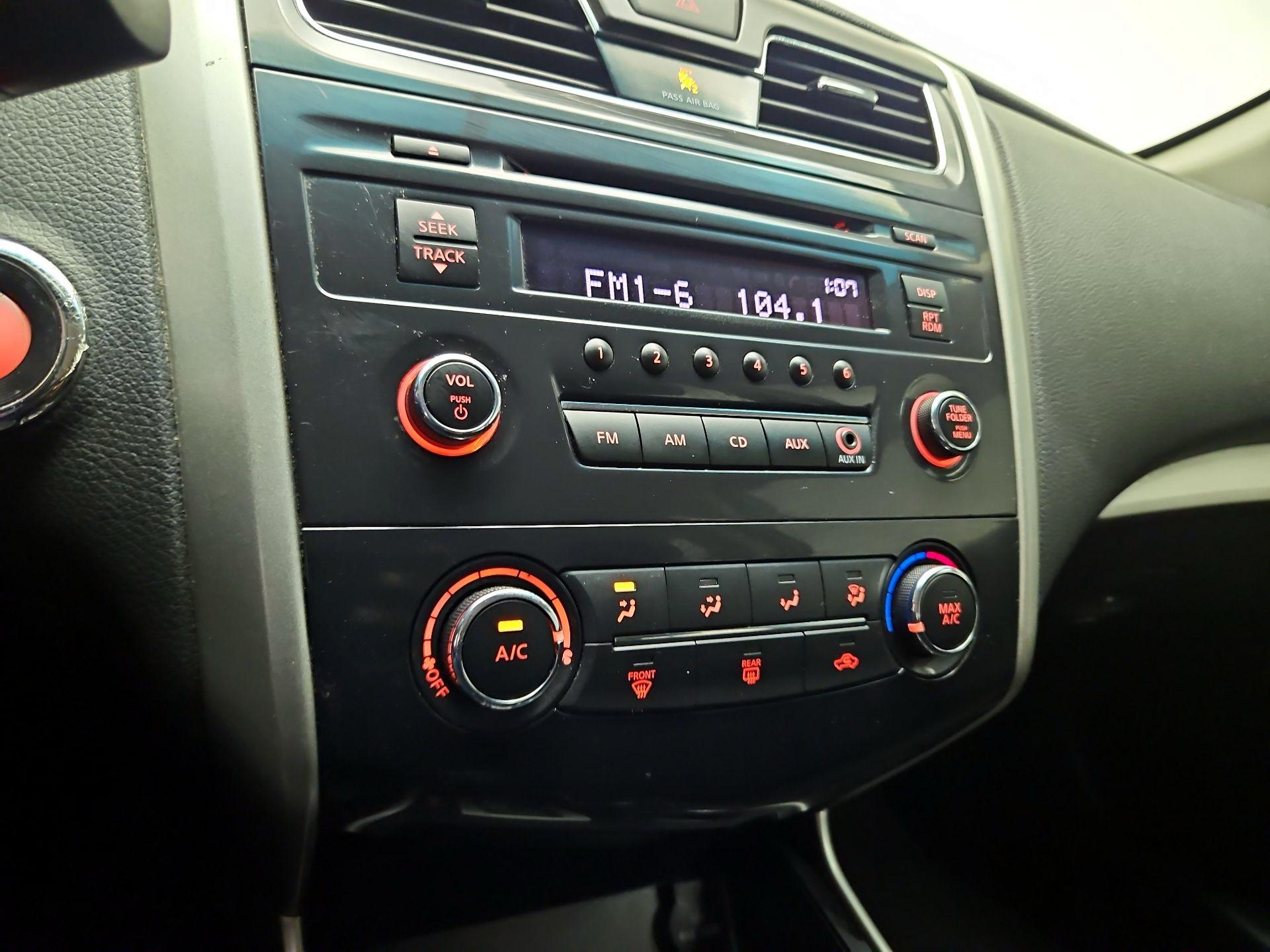 Thumbnail: 2015 Nissan Altima - 14