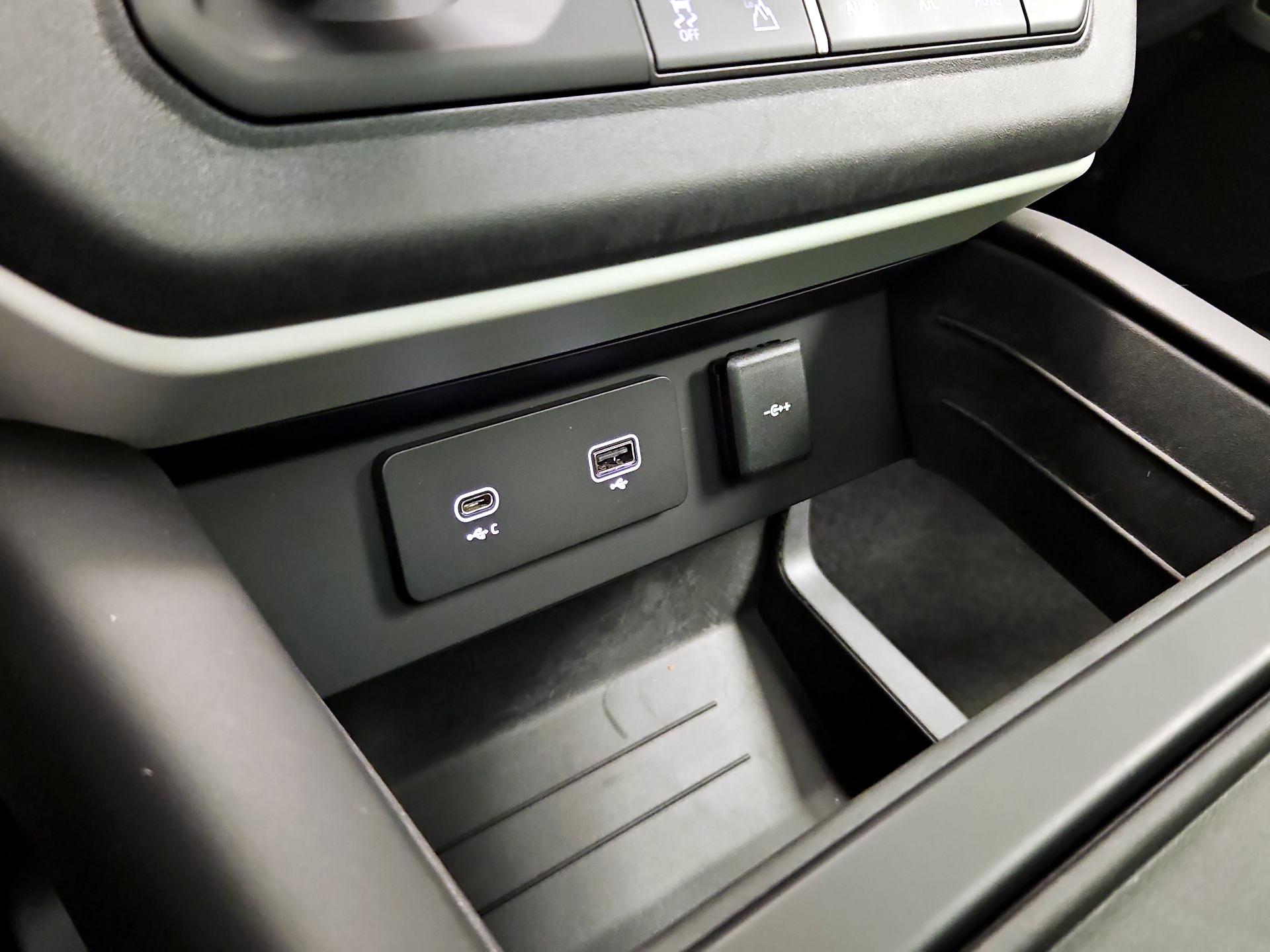 Thumbnail: 2020 Land Rover Defender - 18