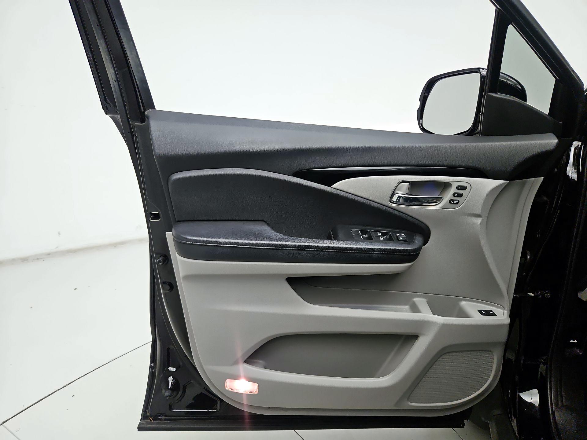 Thumbnail: 2017 Honda Pilot - 12