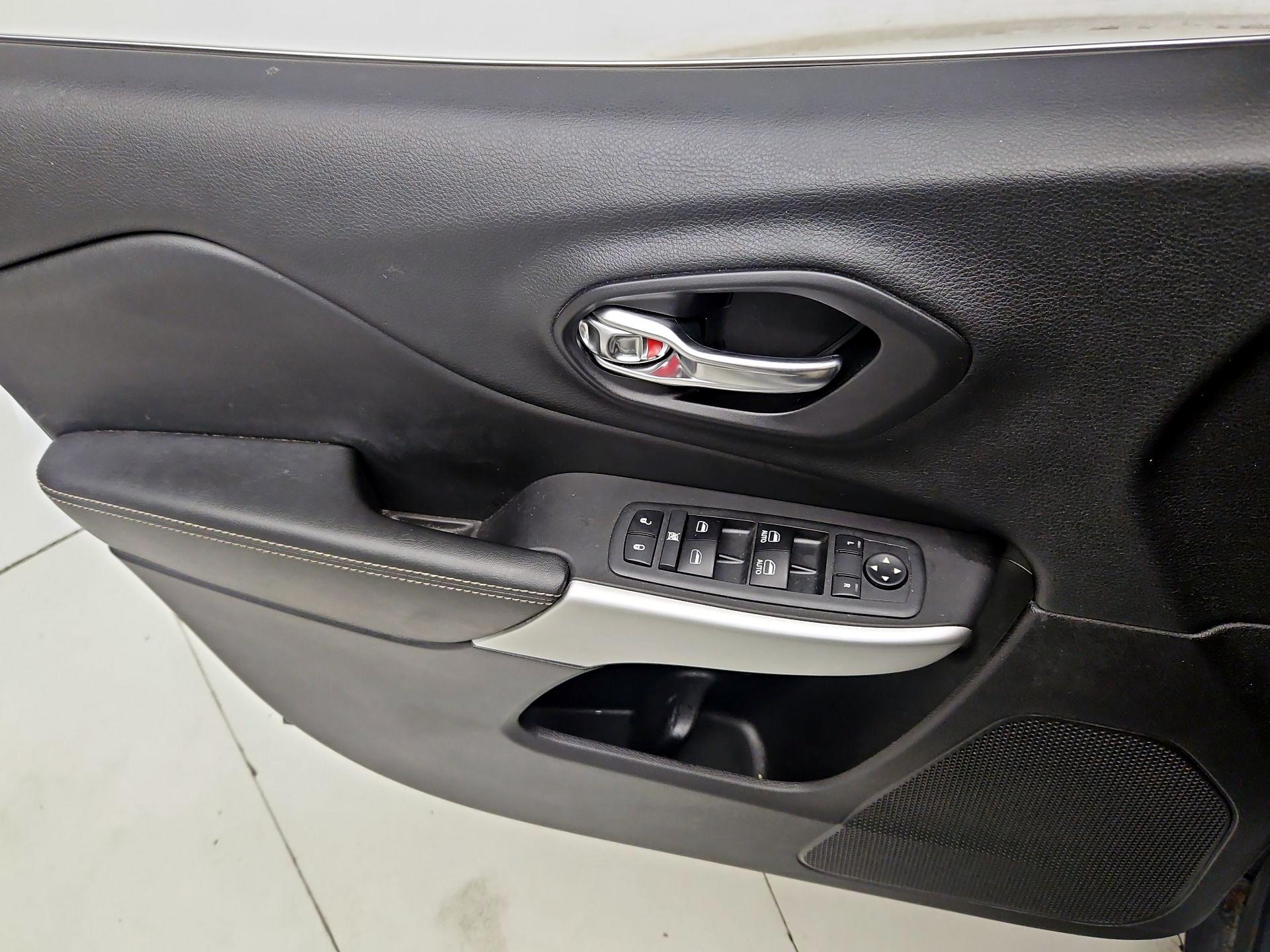 Thumbnail: 2018 Jeep Cherokee - 12