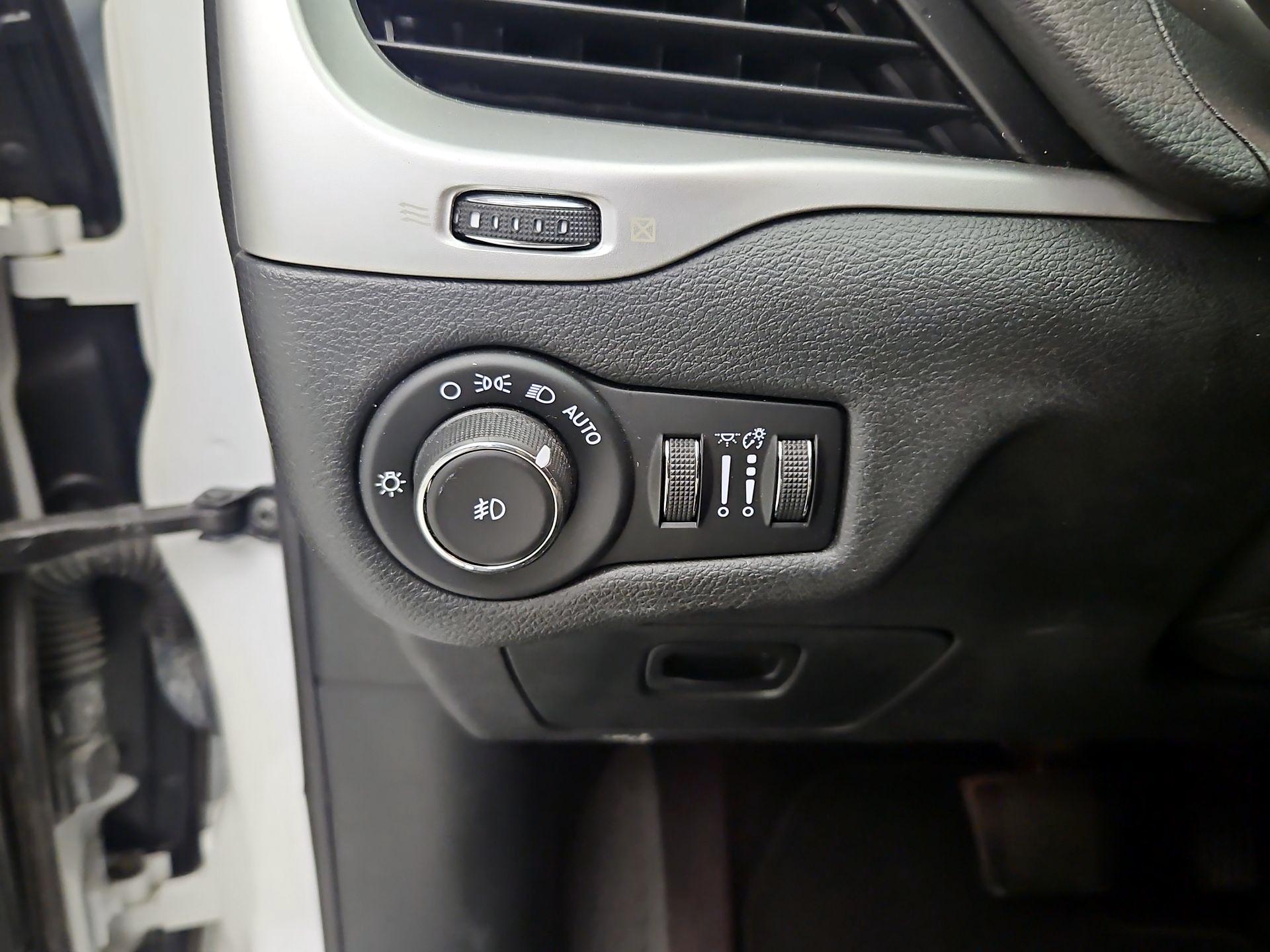 Thumbnail: 2018 Jeep Cherokee - 13