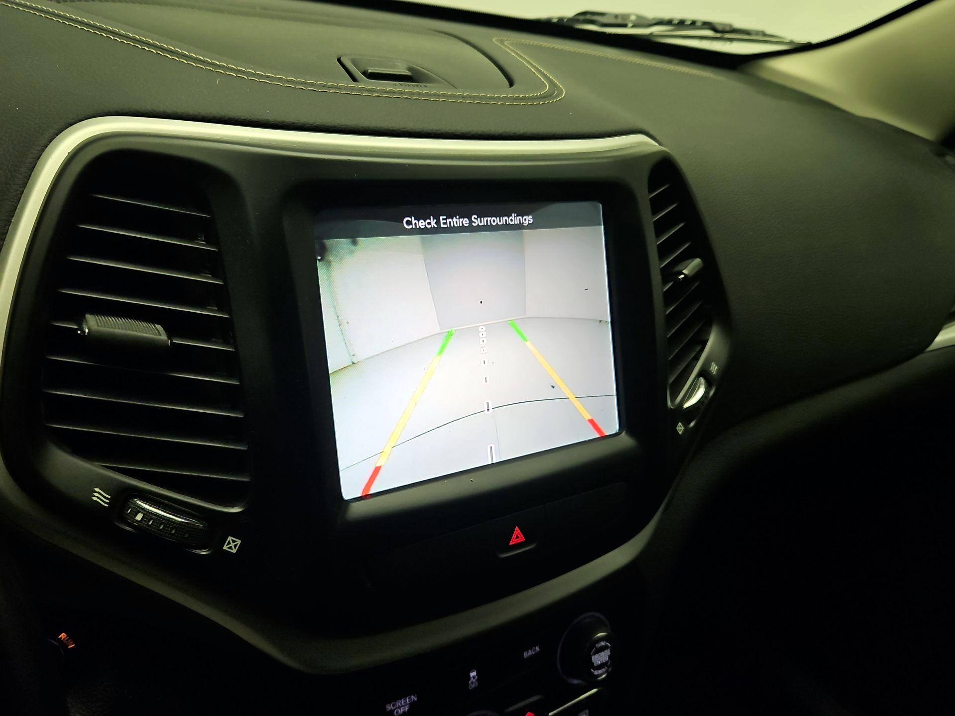 Thumbnail: 2018 Jeep Cherokee - 14