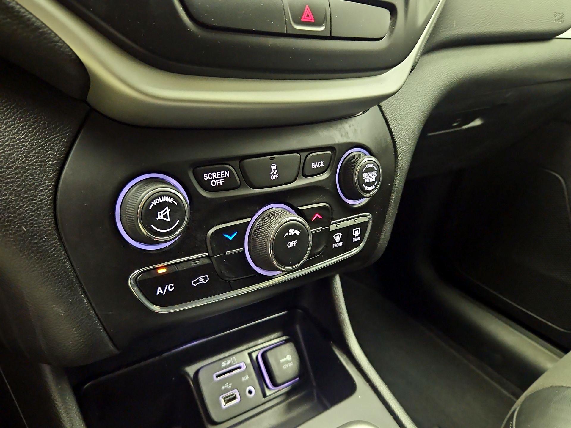 Thumbnail: 2018 Jeep Cherokee - 16