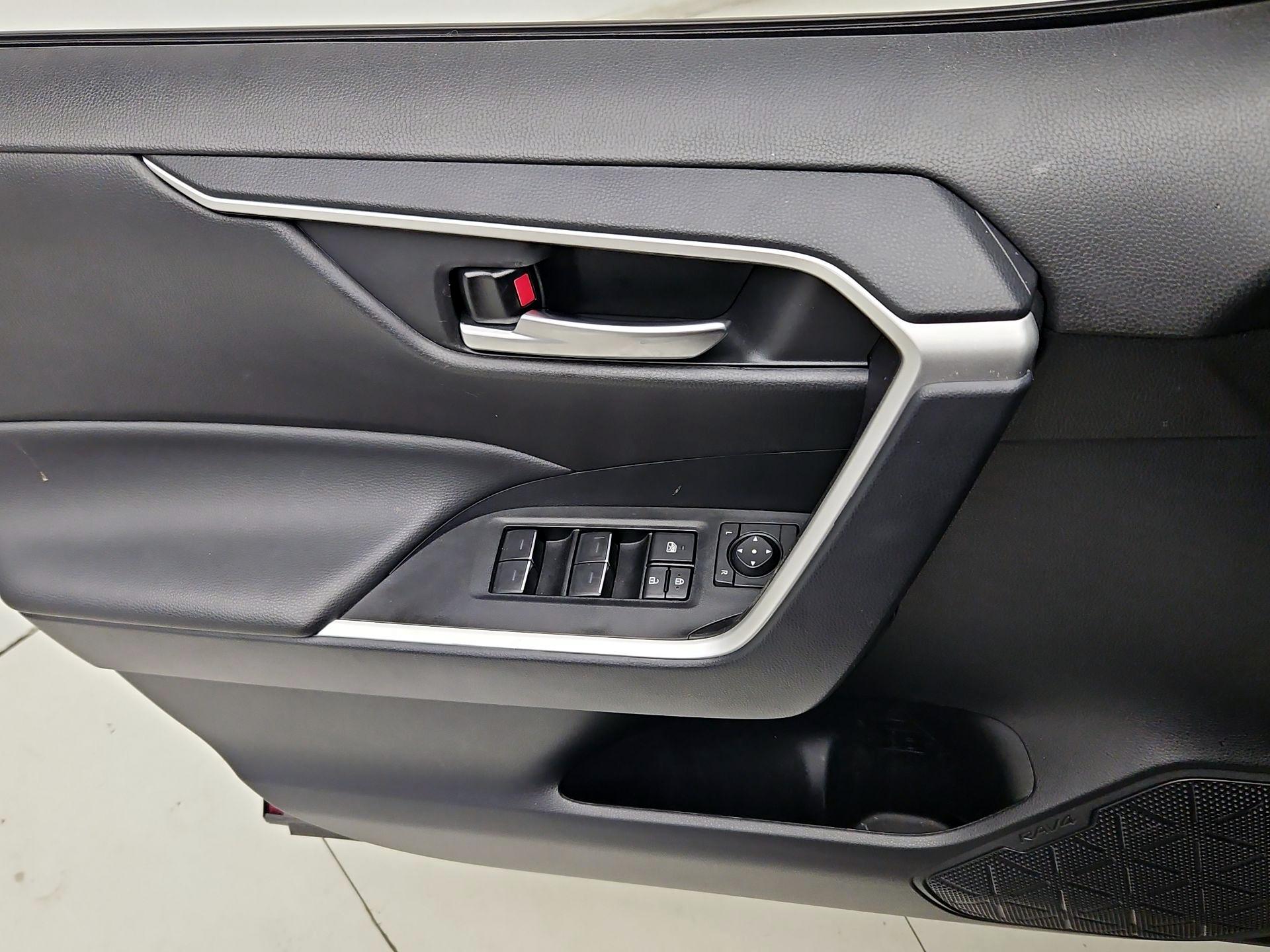 Thumbnail: 2025 Toyota RAV4 - 12