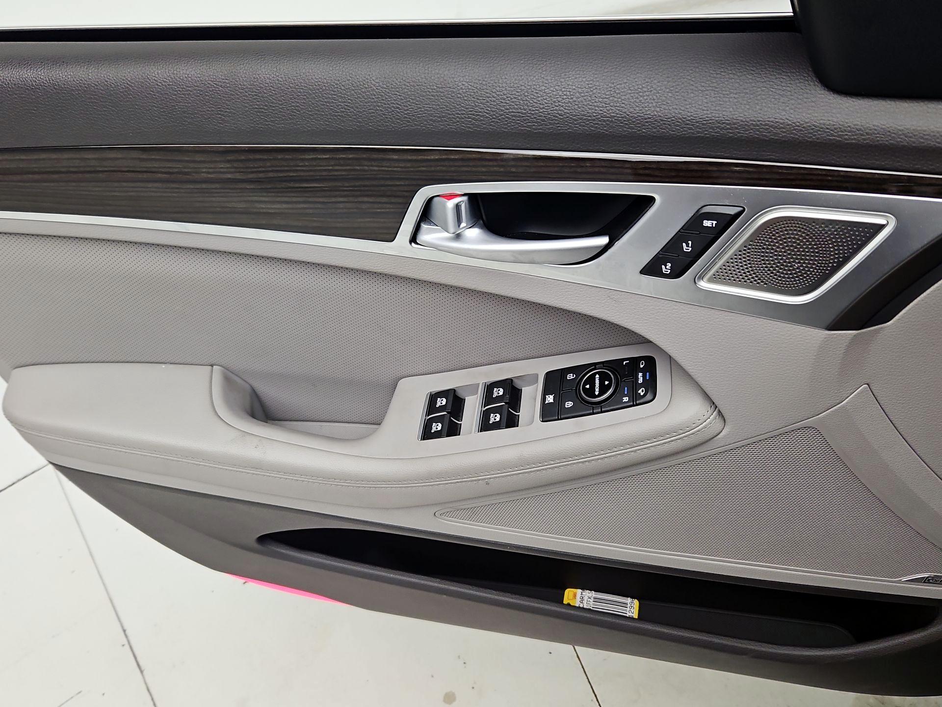 Thumbnail: 2018 Genesis G80 - 12