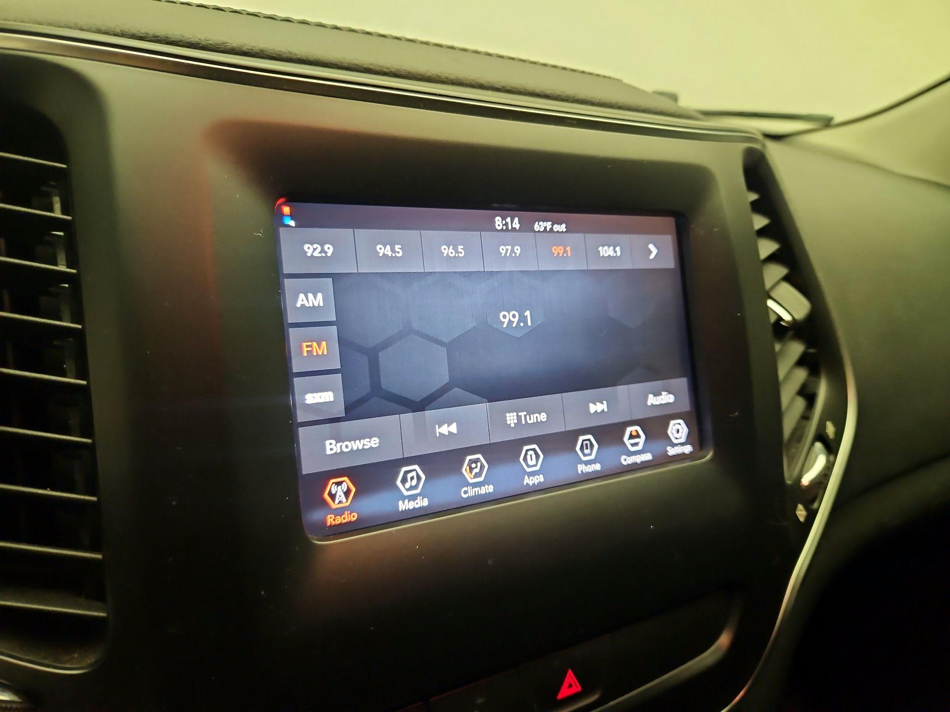 Thumbnail: 2019 Jeep Cherokee - 15