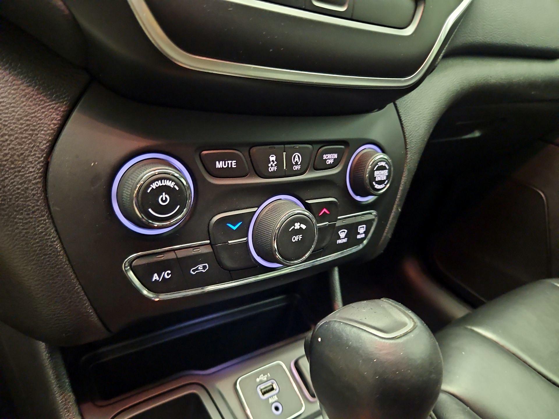 Thumbnail: 2019 Jeep Cherokee - 16