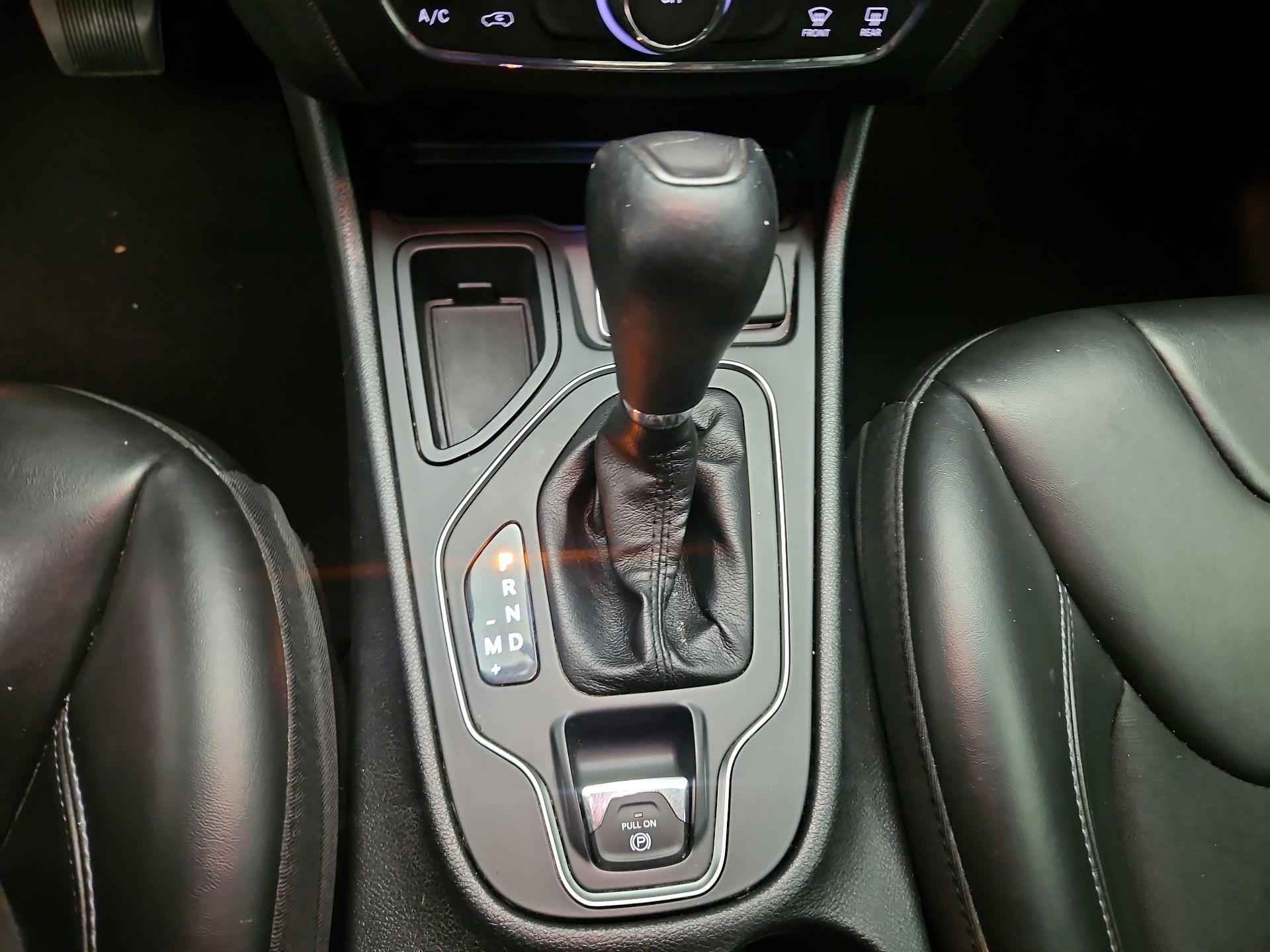 Thumbnail: 2019 Jeep Cherokee - 17