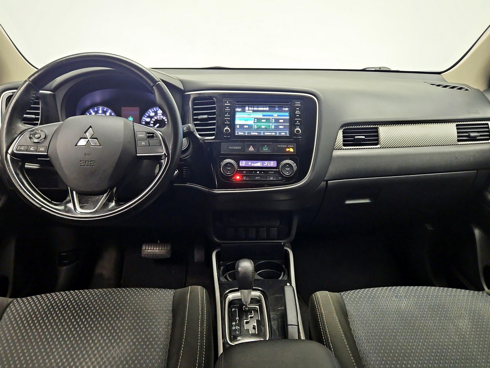 Thumbnail: 2022 Mitsubishi Outlander - 9