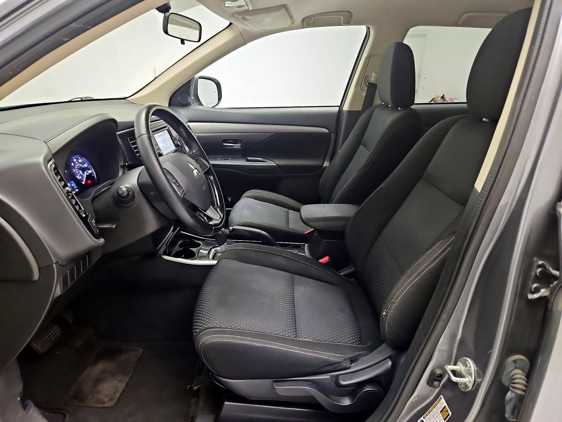 Thumbnail: 2022 Mitsubishi Outlander - 11