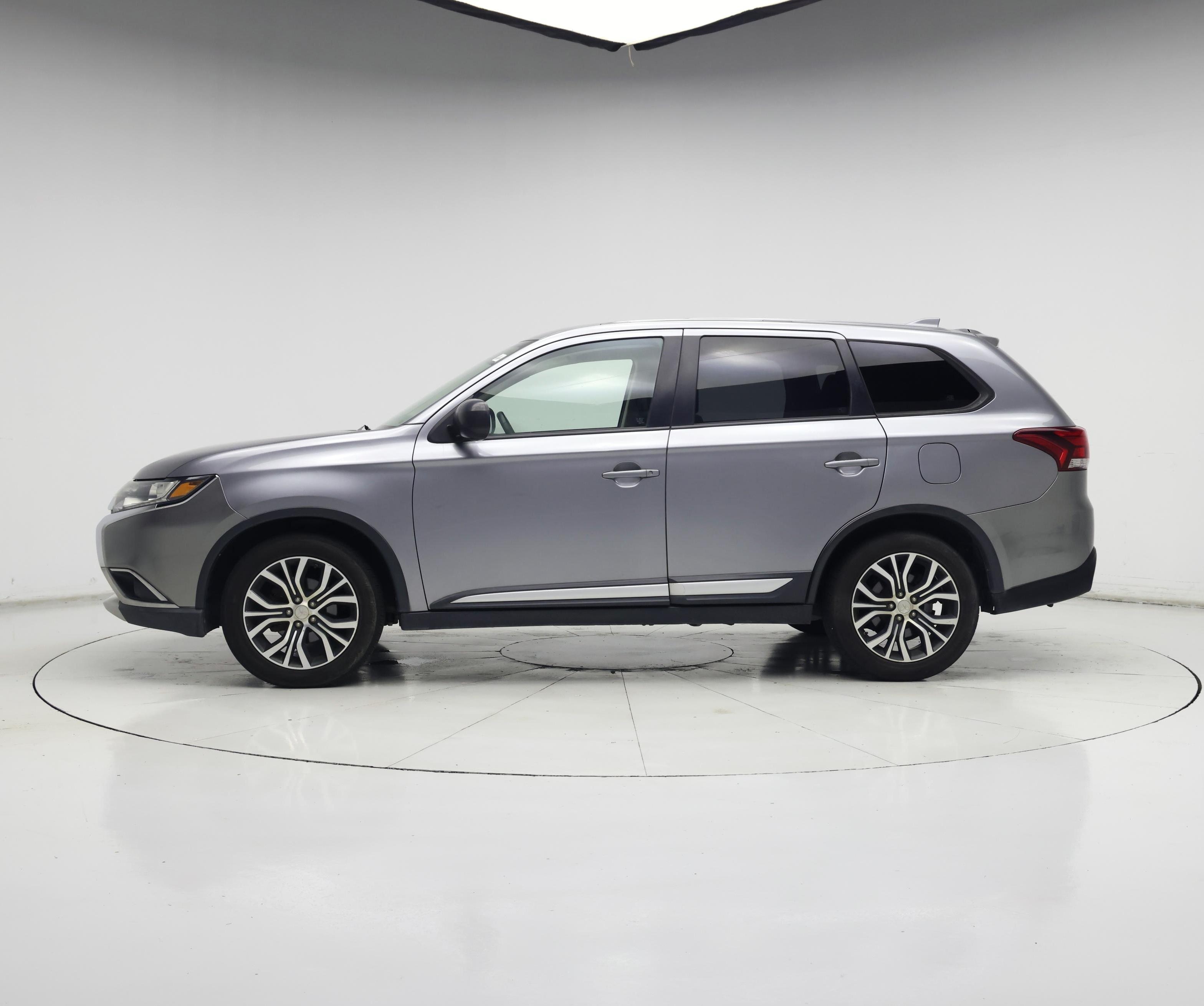 Thumbnail: 2022 Mitsubishi Outlander - 3