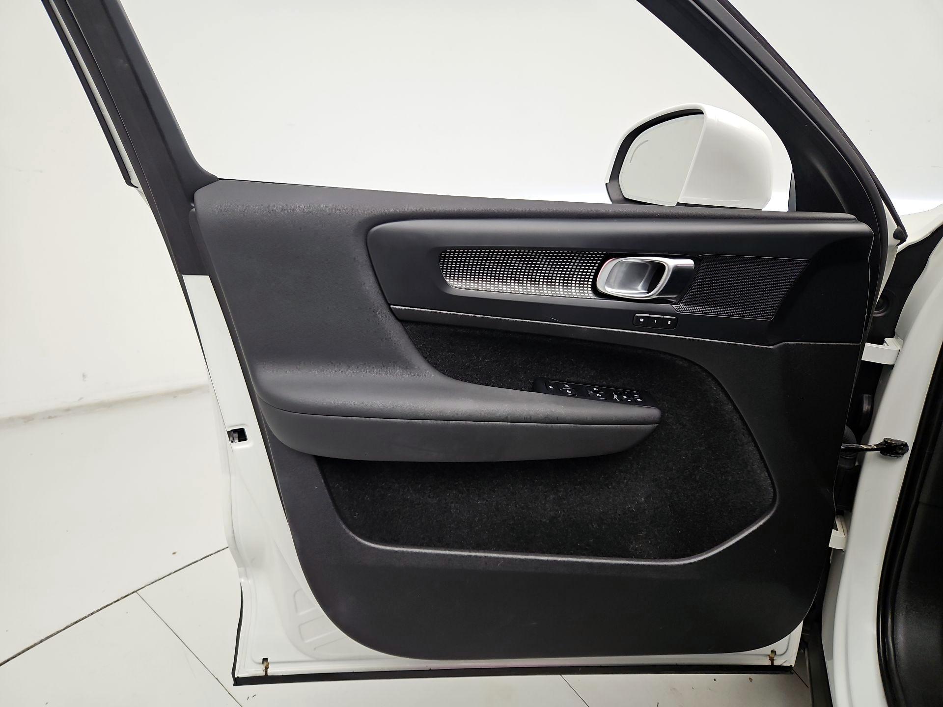 Thumbnail: 2024 Volvo XC40 - 12