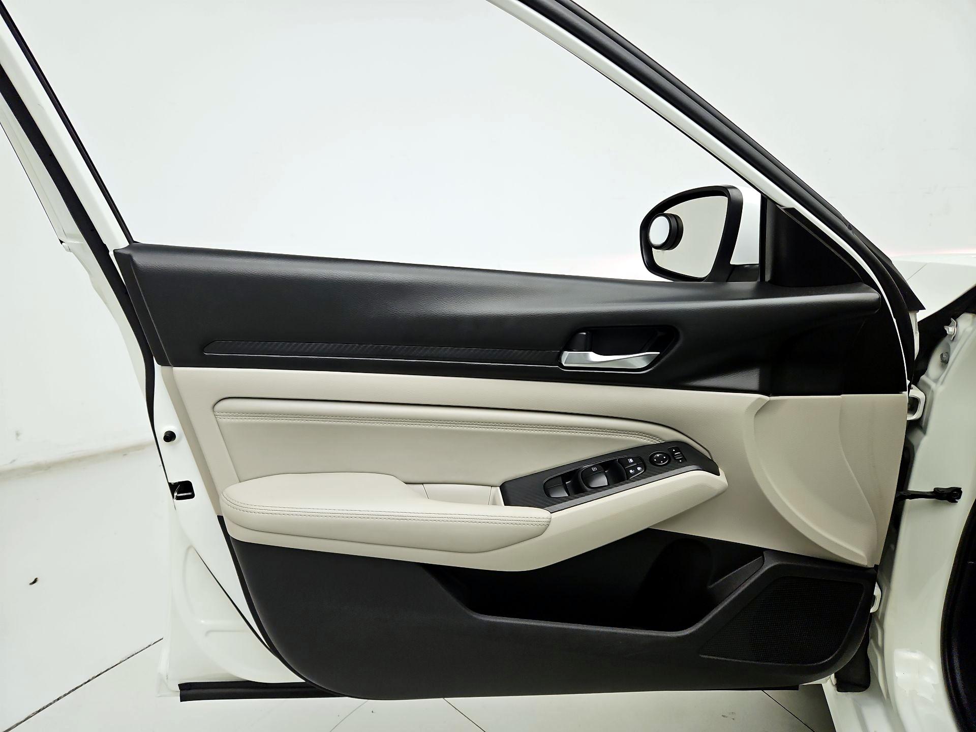 Thumbnail: 2019 Nissan Altima - 12
