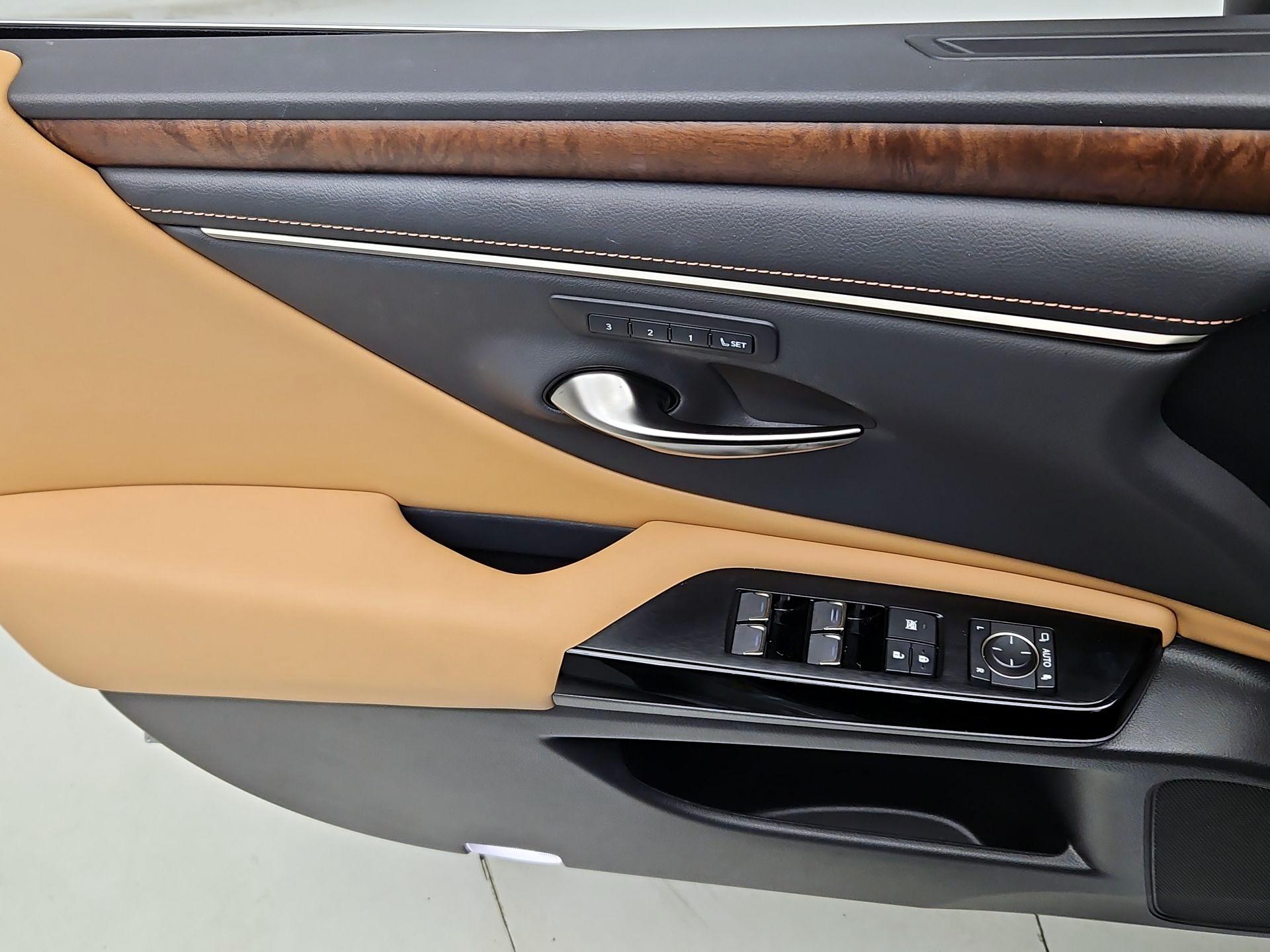 Thumbnail: 2022 Lexus ES - 12