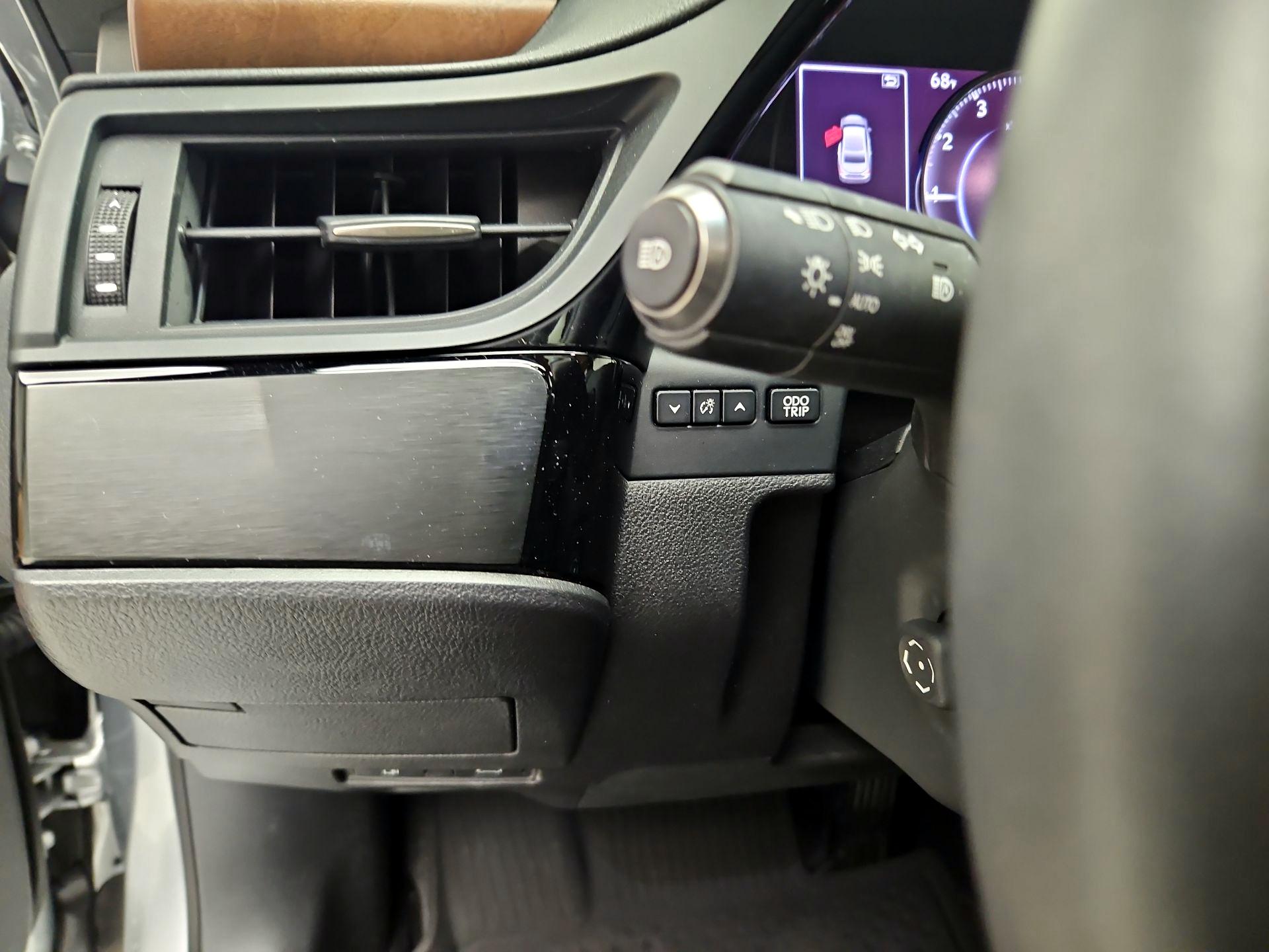 Thumbnail: 2022 Lexus ES - 13