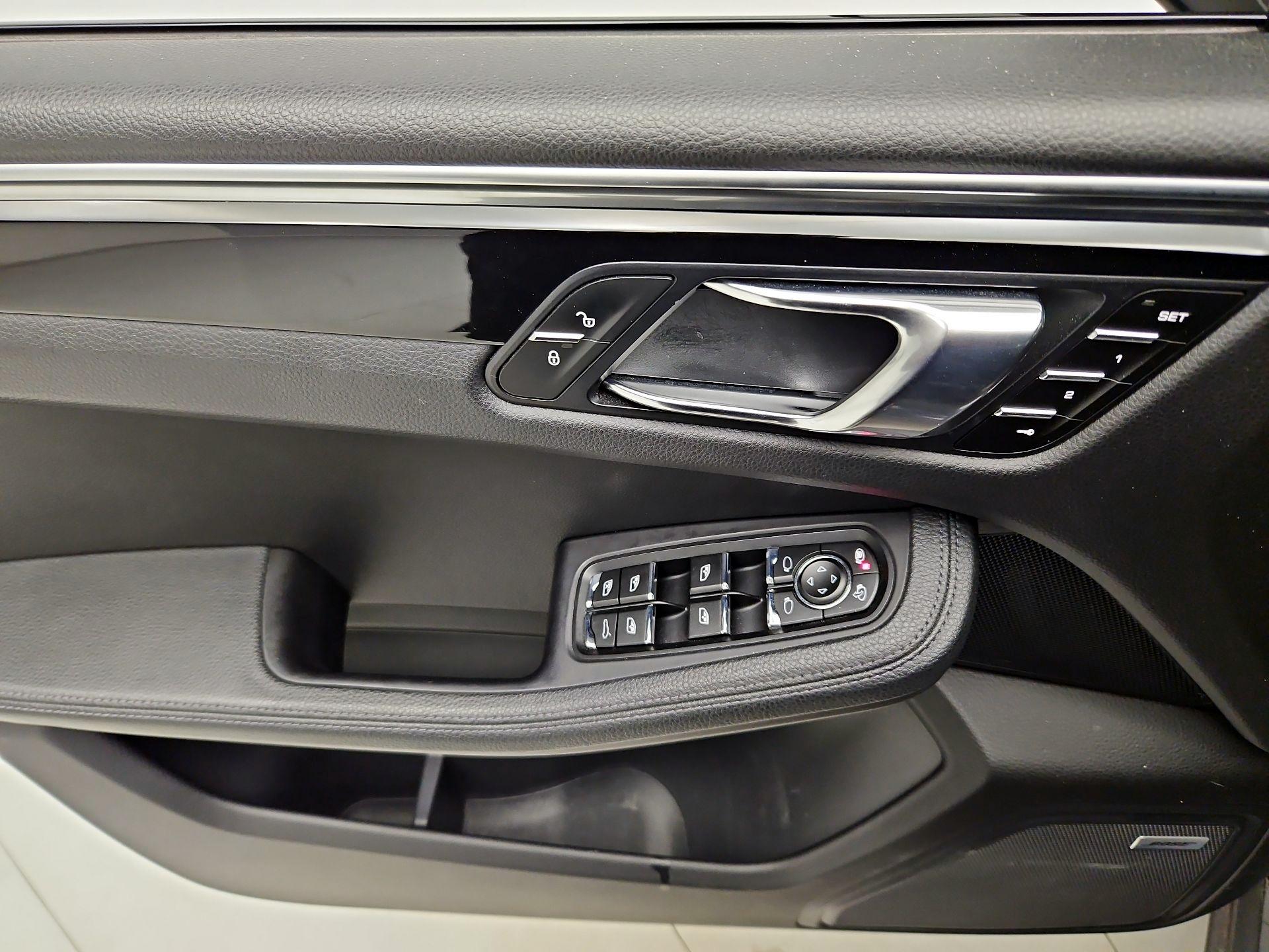 Thumbnail: 2016 Porsche Macan - 12