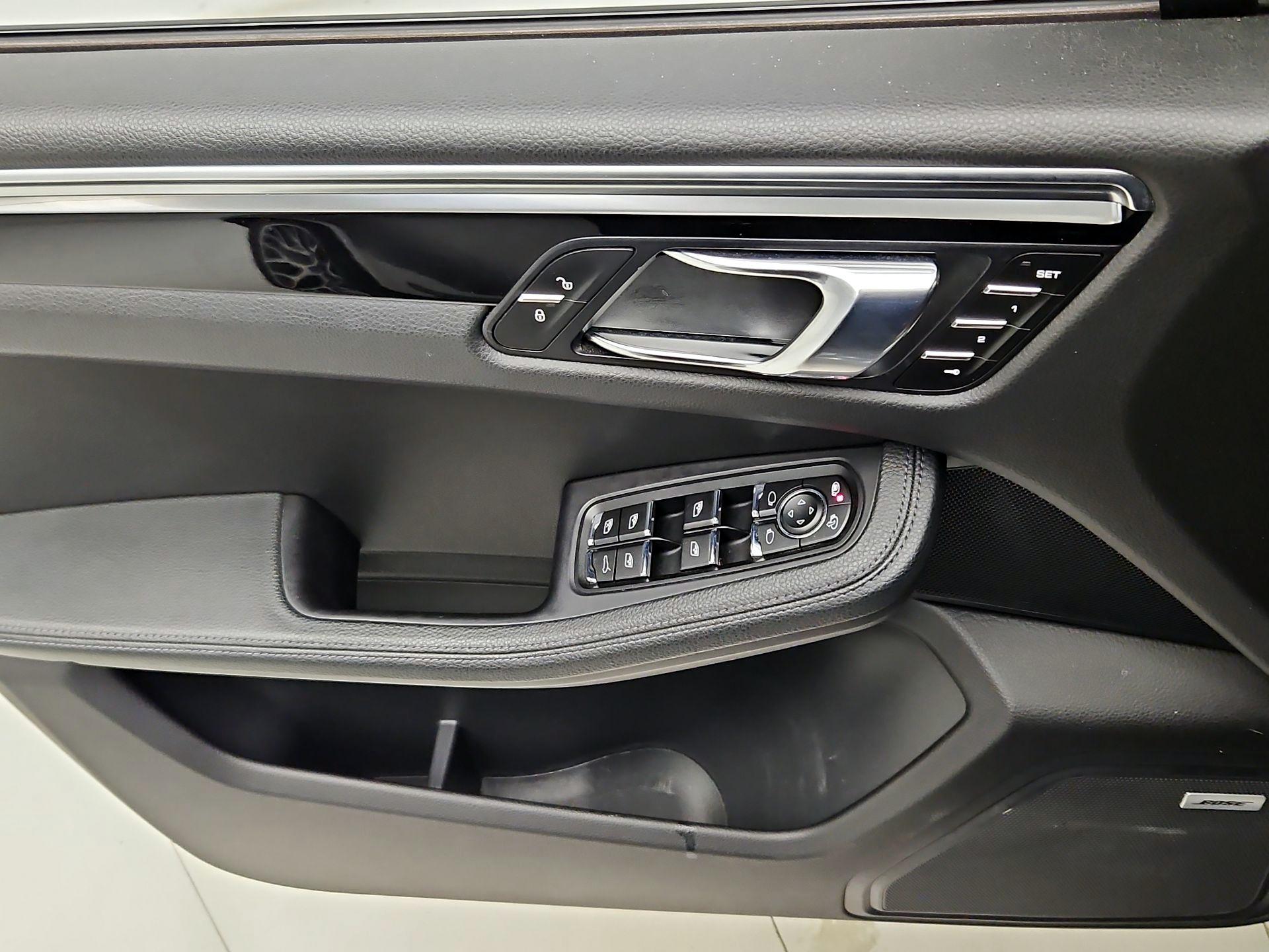 Thumbnail: 2016 Porsche Macan - 13