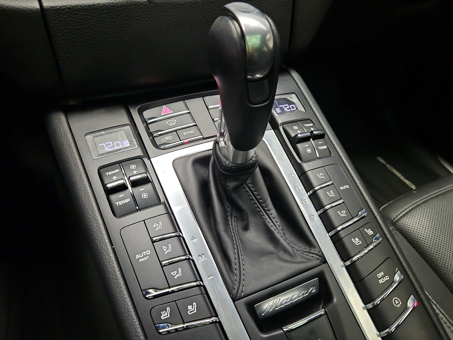 Thumbnail: 2016 Porsche Macan - 17