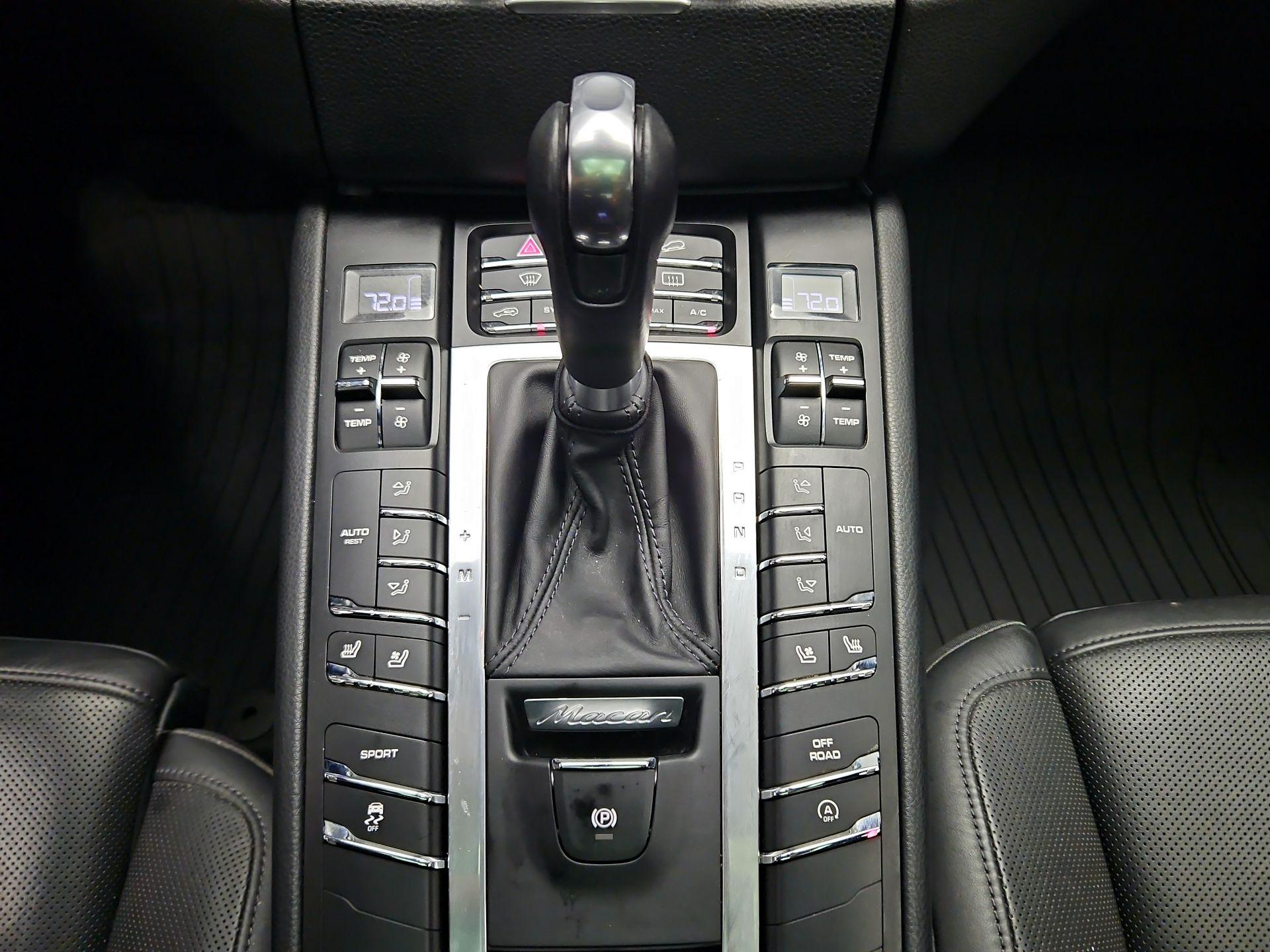 Thumbnail: 2016 Porsche Macan - 18