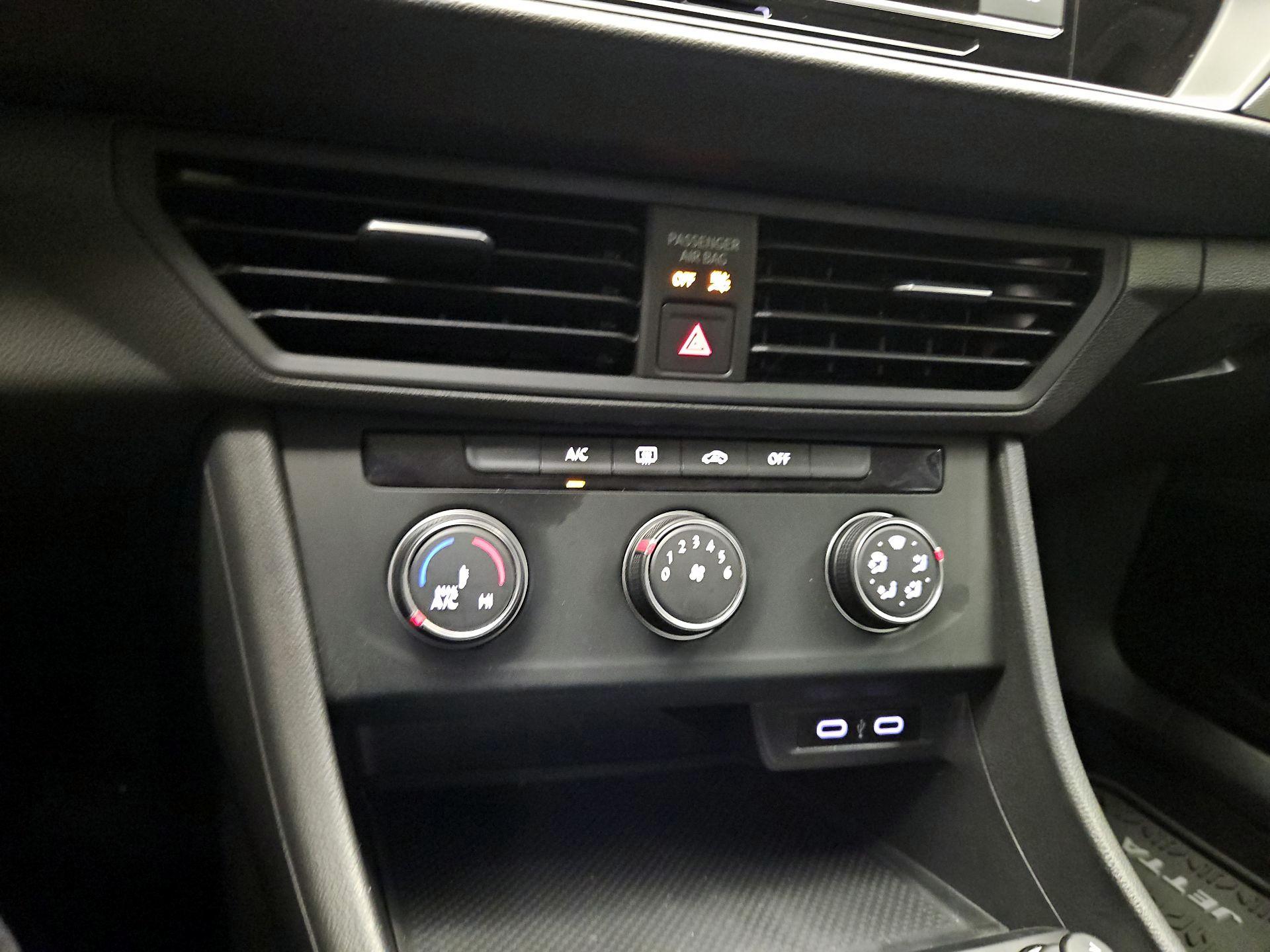 Thumbnail: 2022 Volkswagen Jetta - 15