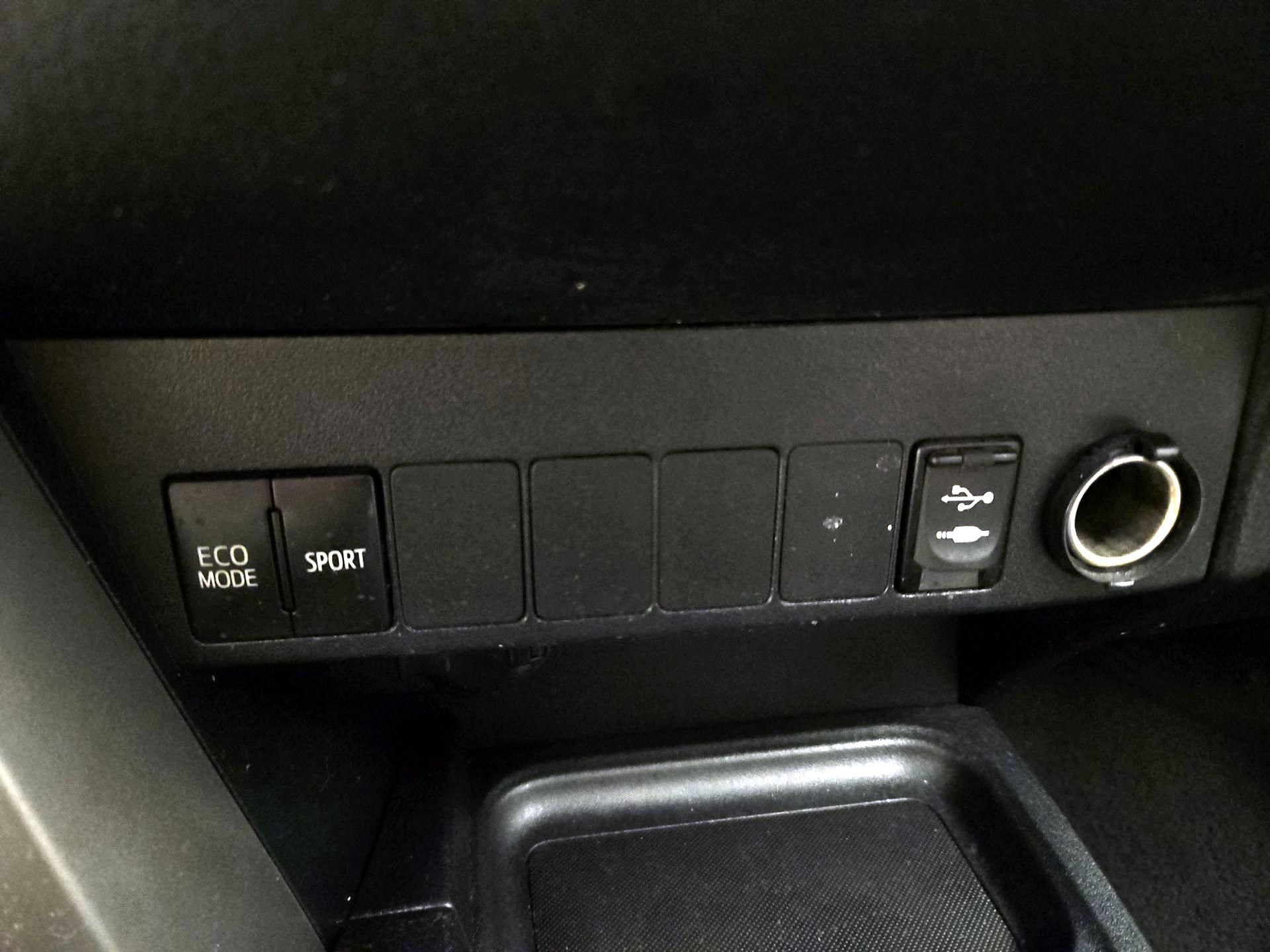 Thumbnail: 2017 Toyota RAV4 - 18