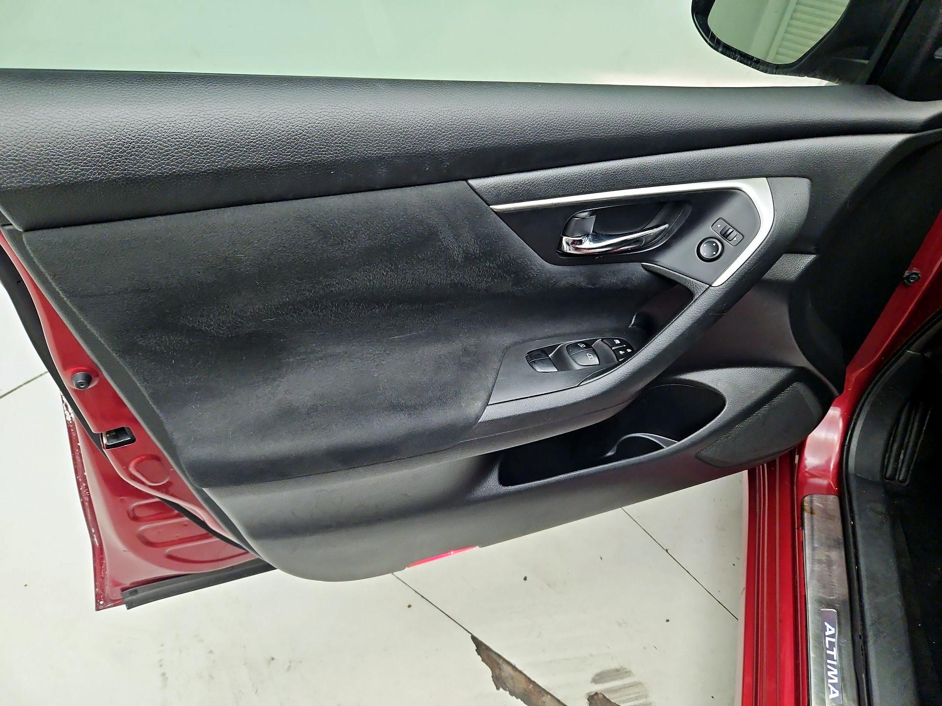 Thumbnail: 2015 Nissan Altima - 12