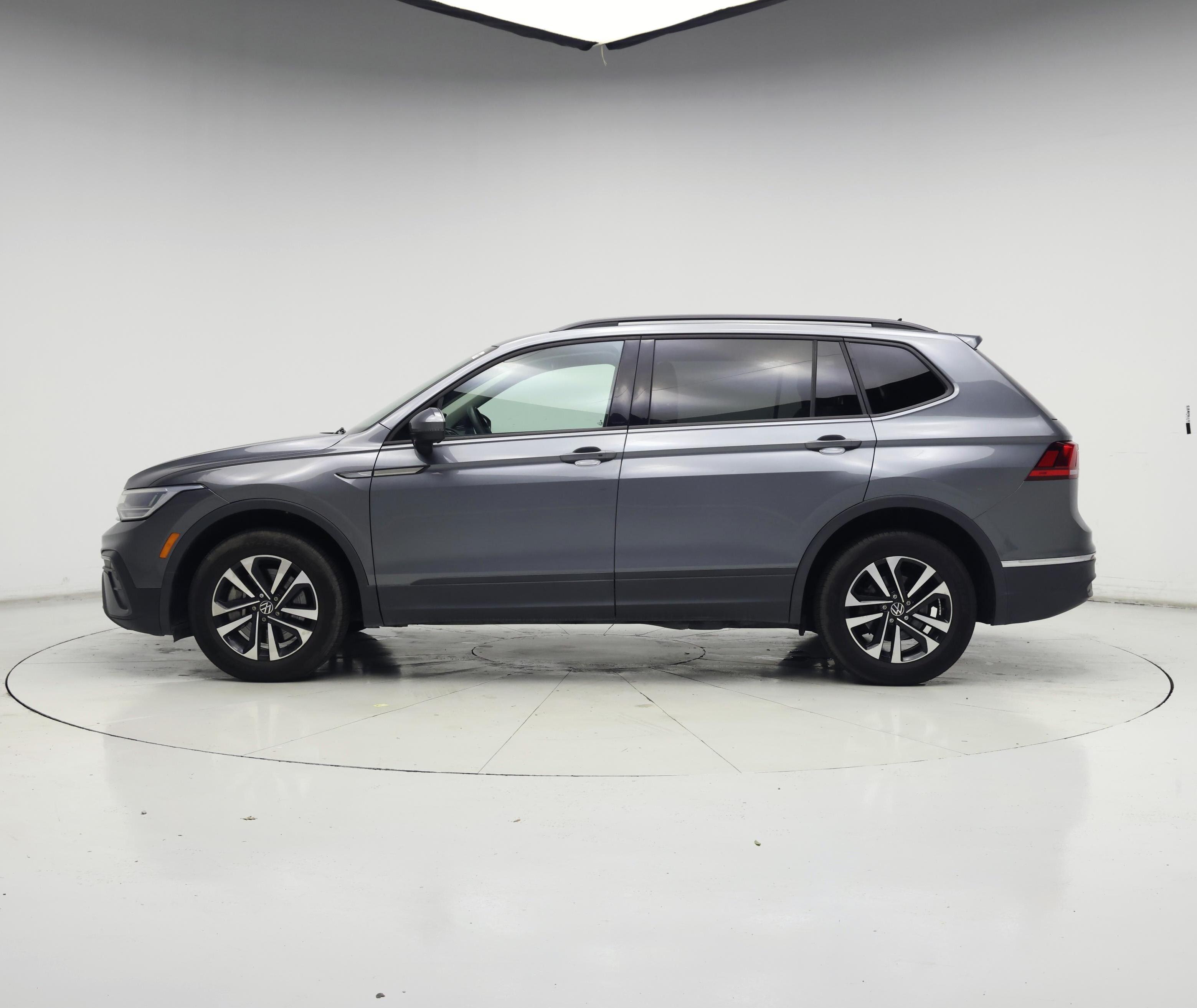 Thumbnail: 2022 Volkswagen Tiguan - 3