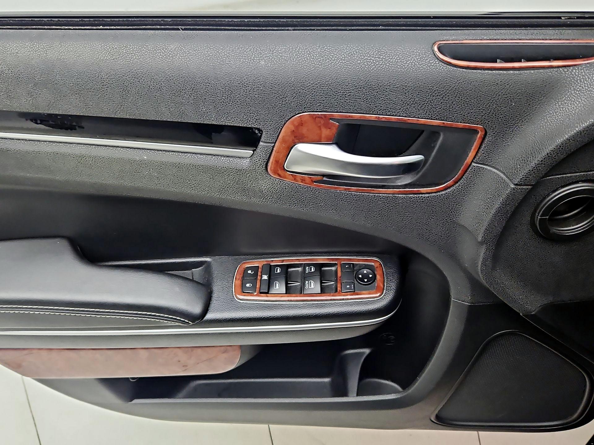 Thumbnail: 2019 Chrysler 300 - 12