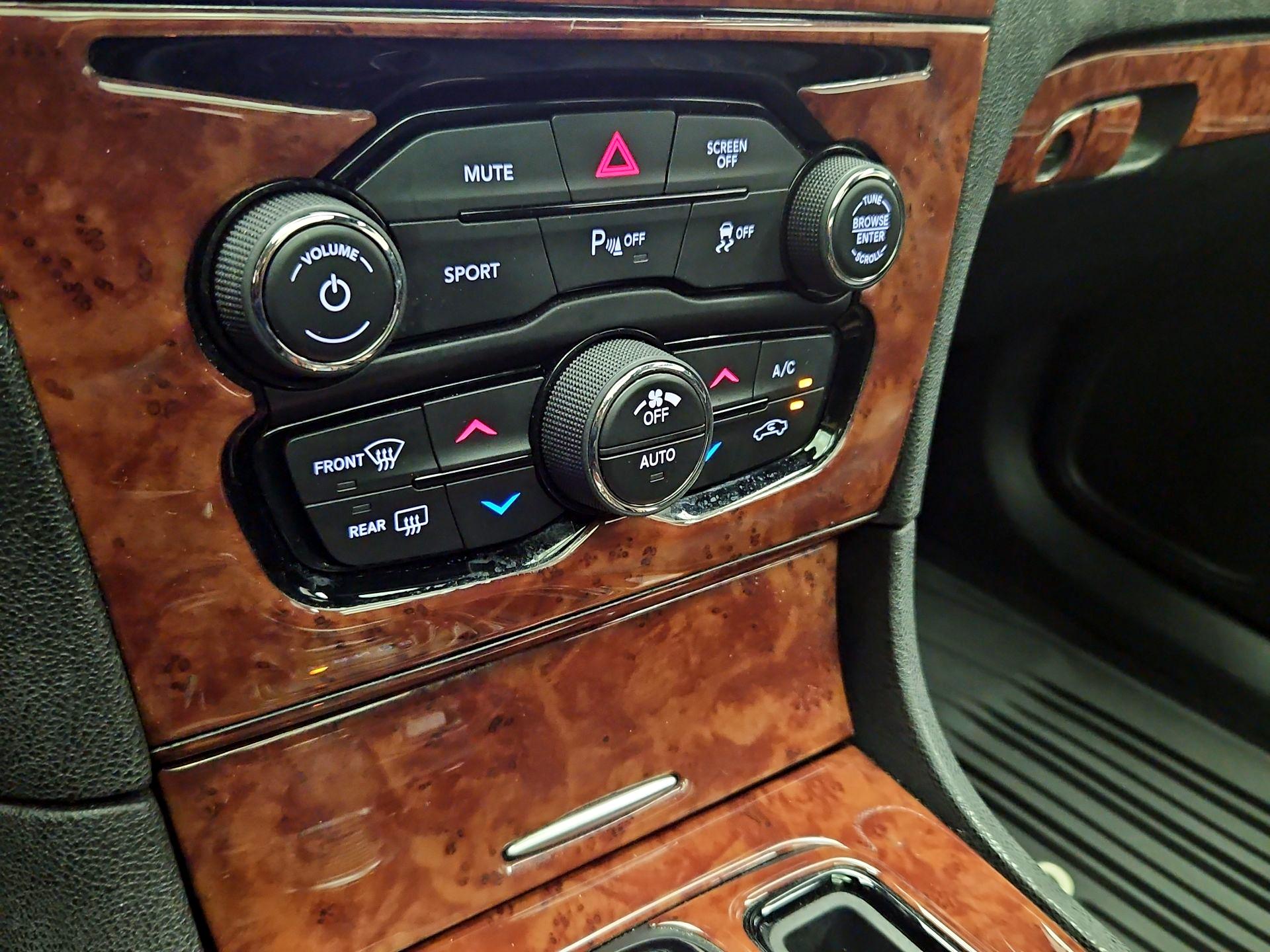 Thumbnail: 2019 Chrysler 300 - 17
