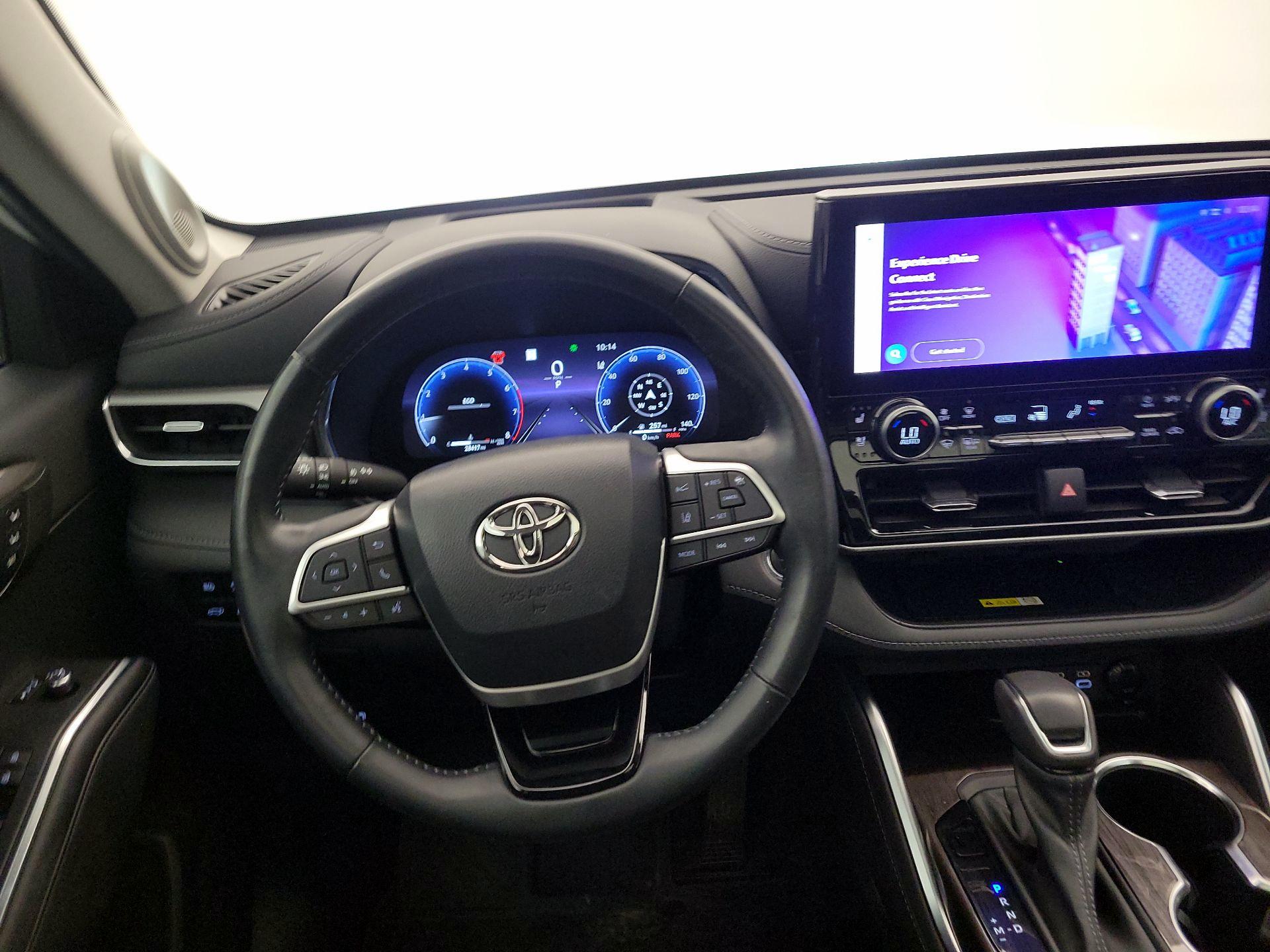 Thumbnail: 2023 Toyota Highlander - 10