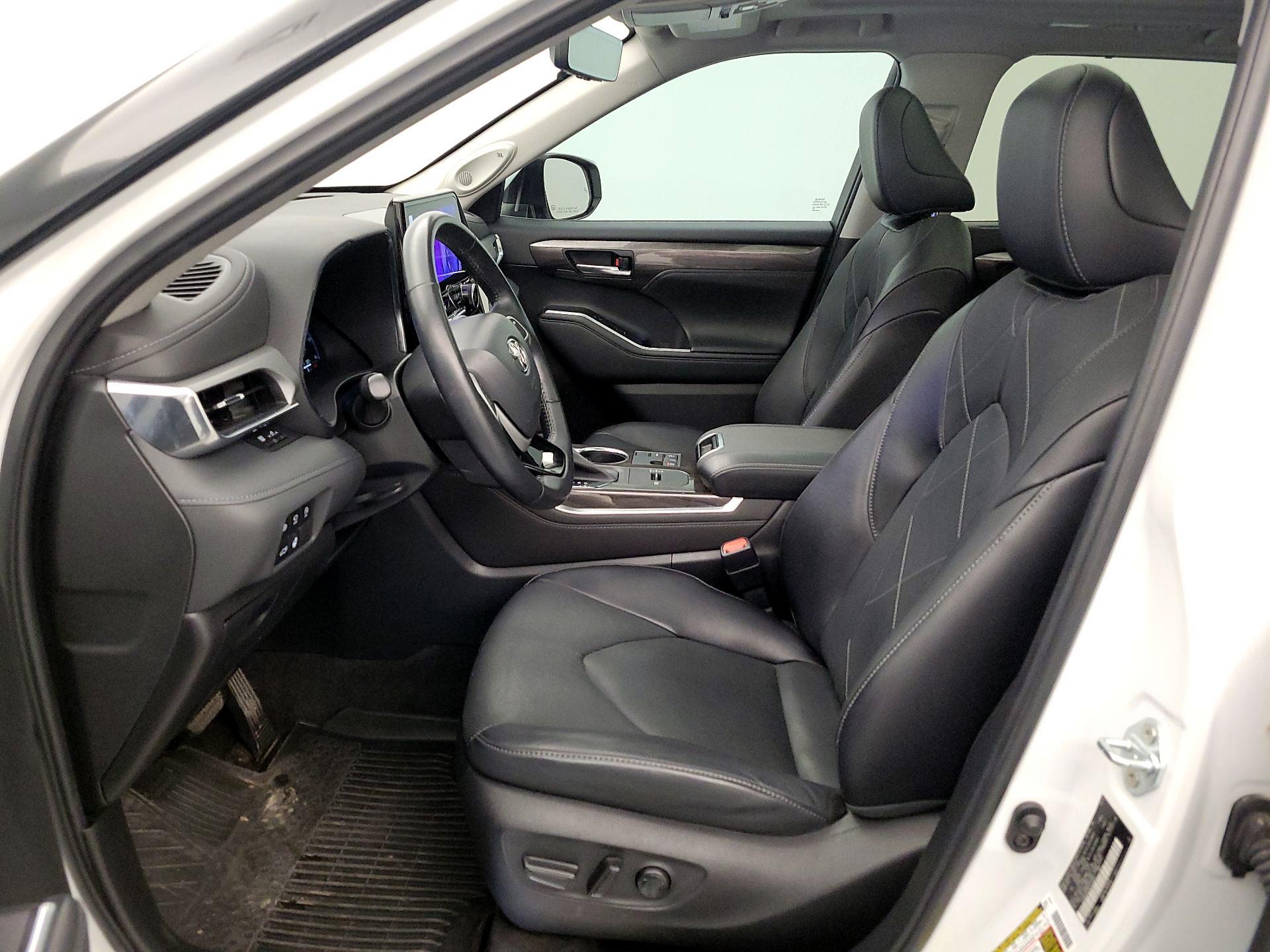 Thumbnail: 2023 Toyota Highlander - 11