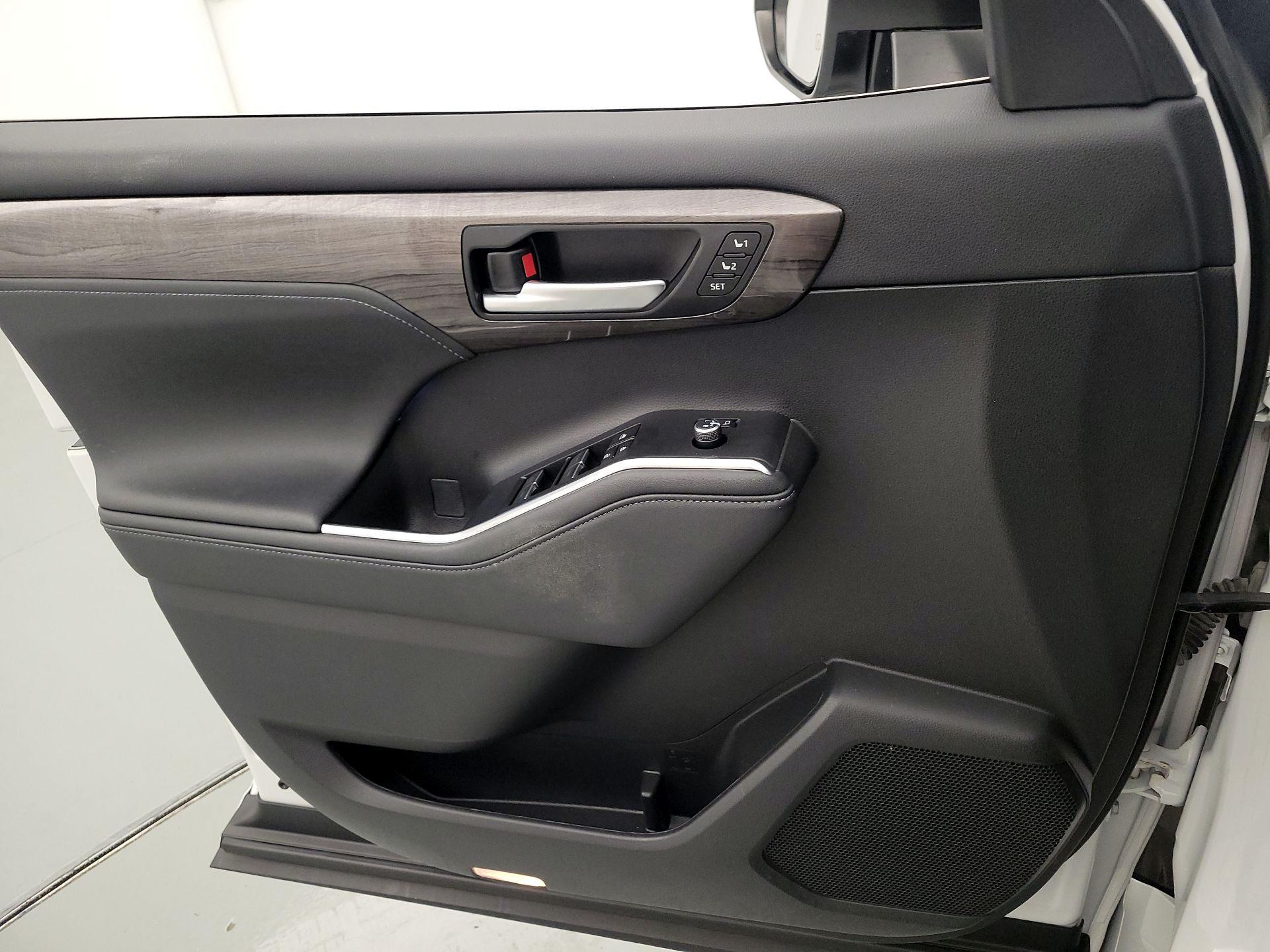 Thumbnail: 2023 Toyota Highlander - 12