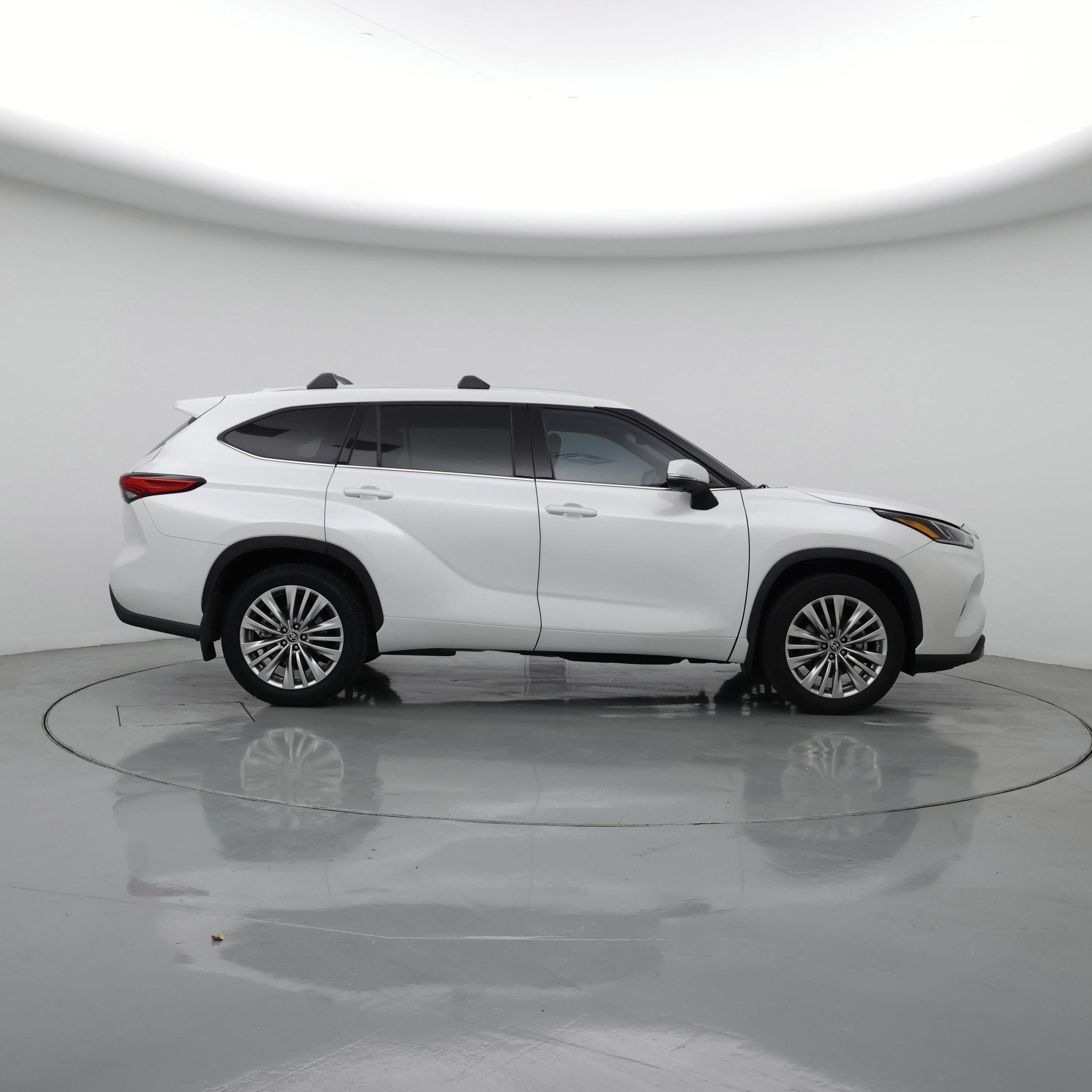 Thumbnail: 2023 Toyota Highlander - 7