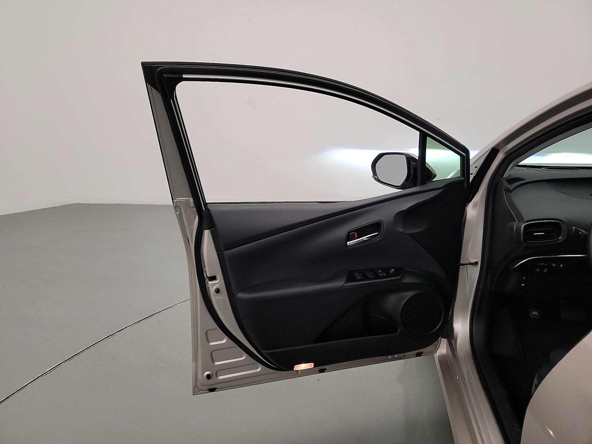 Thumbnail: 2019 Toyota Prius Prime - 12