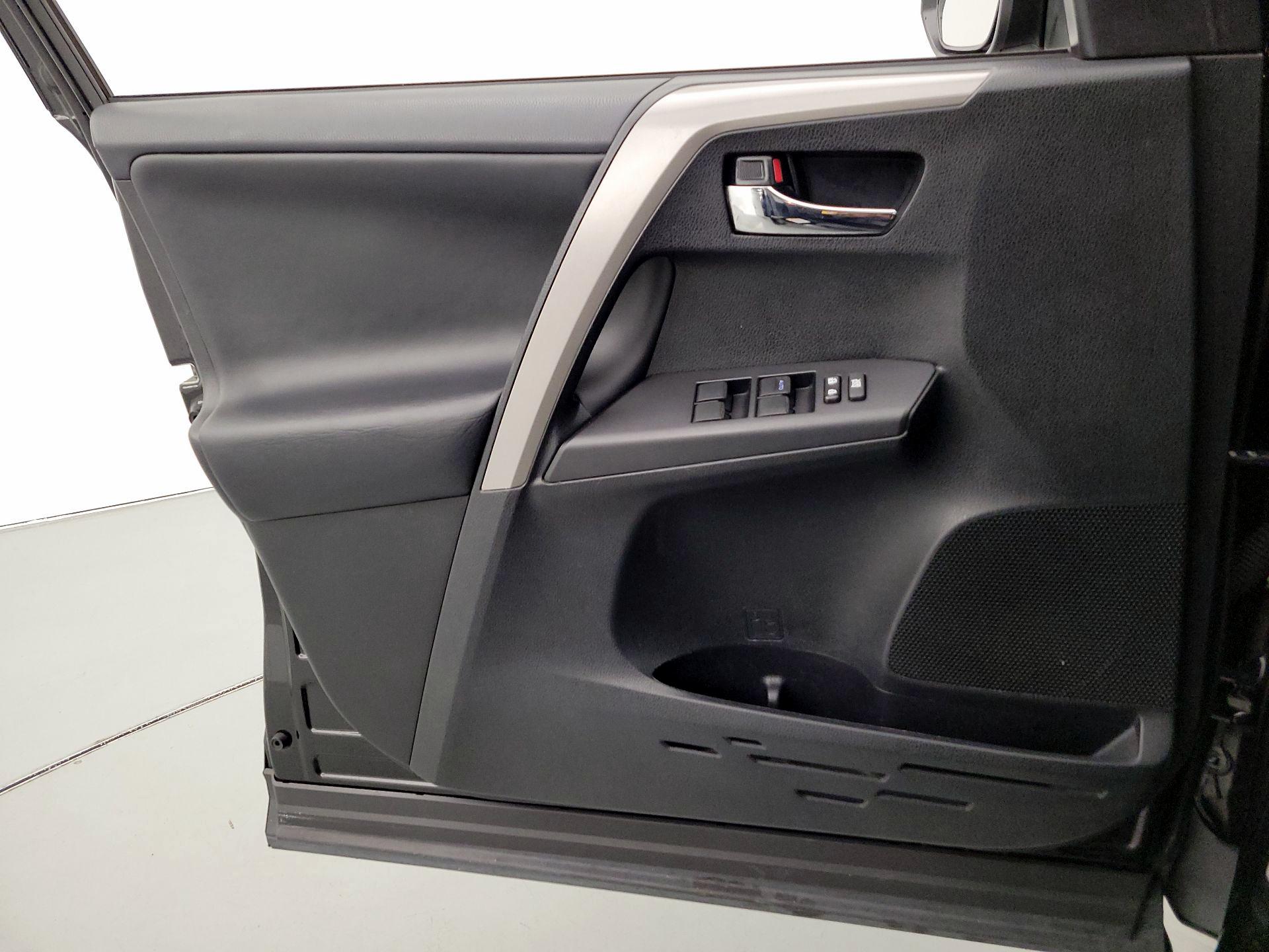 Thumbnail: 2018 Toyota RAV4 - 12