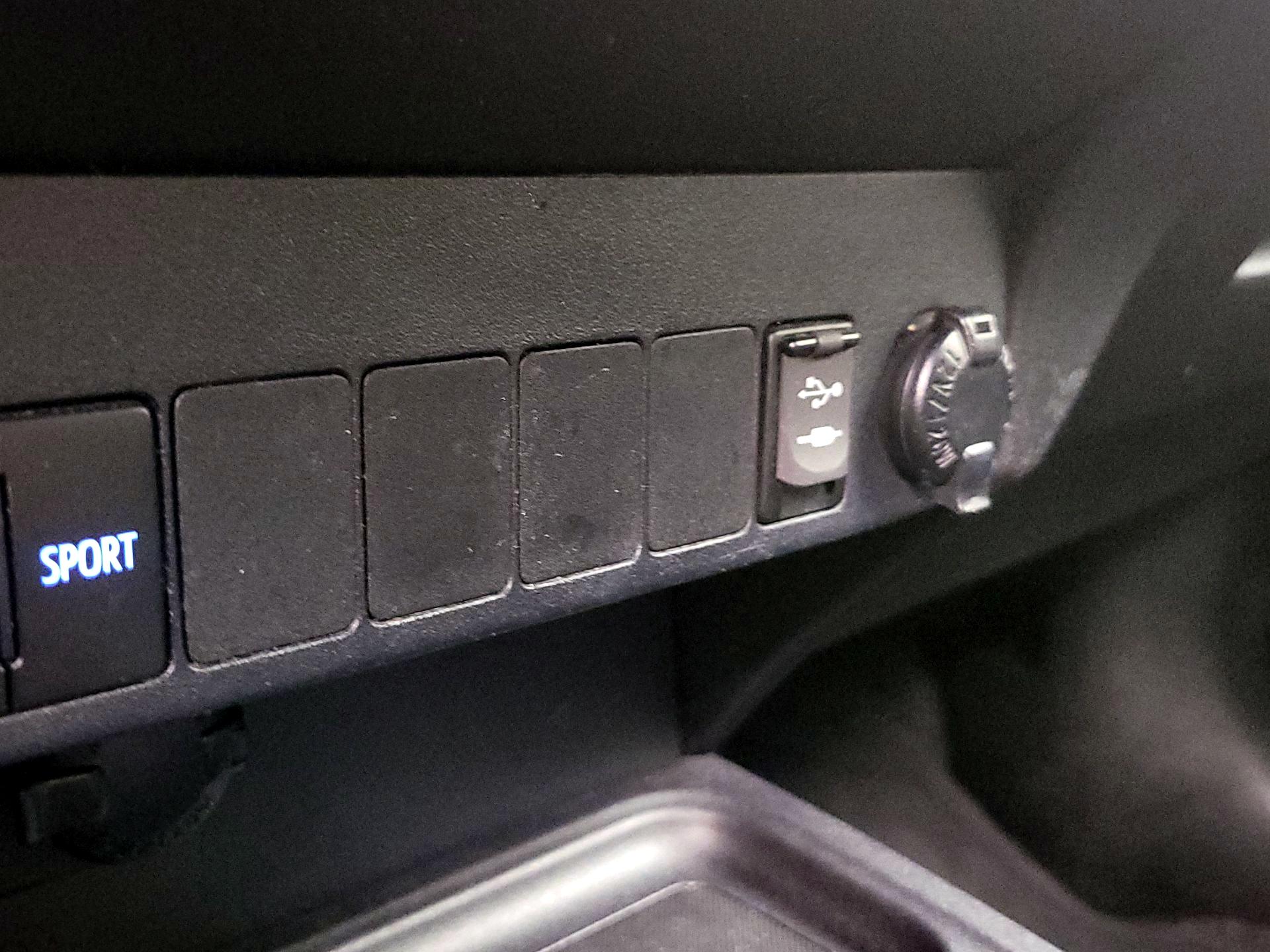 Thumbnail: 2018 Toyota RAV4 - 18