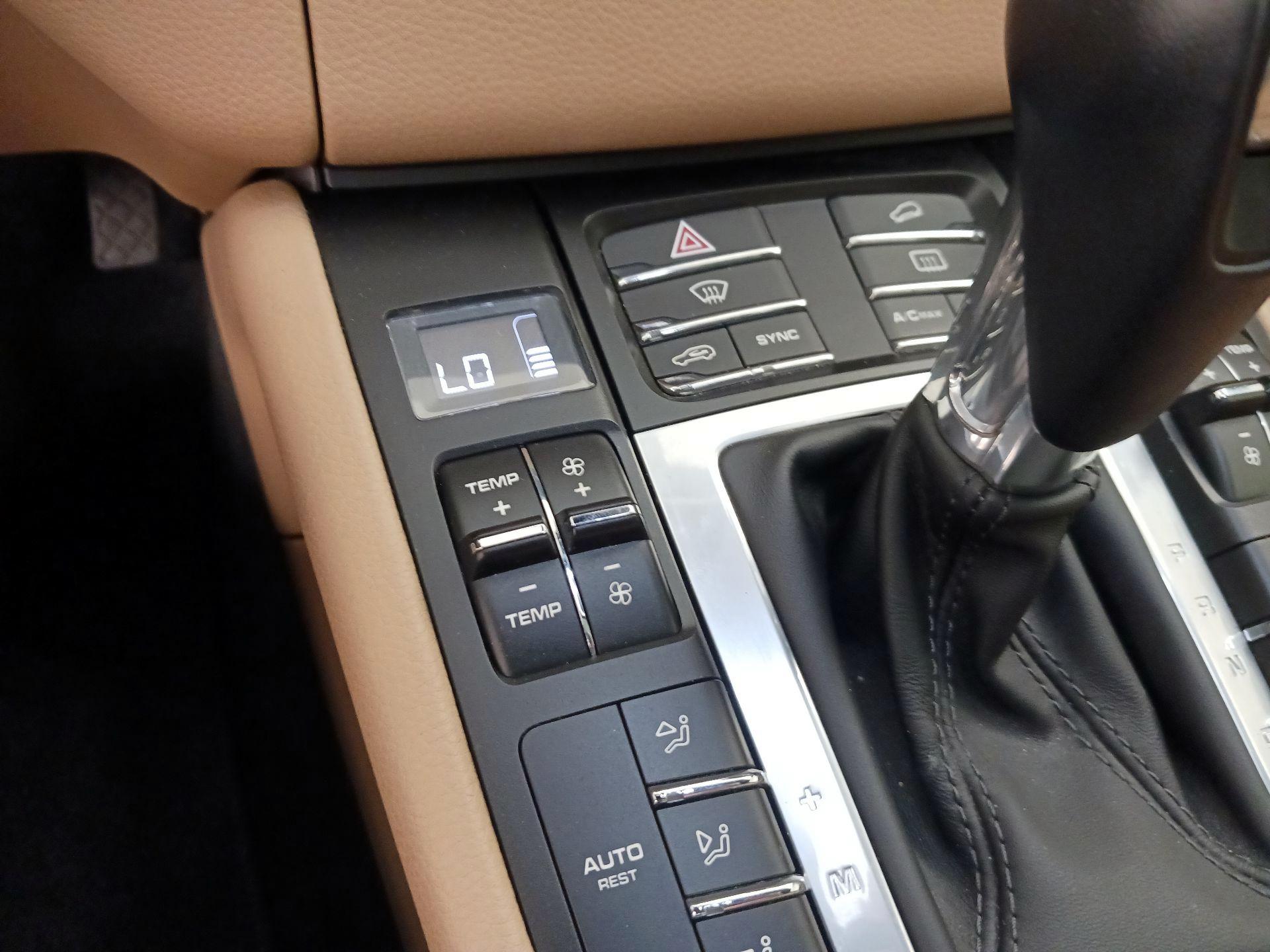 Thumbnail: 2018 Porsche Macan - 17