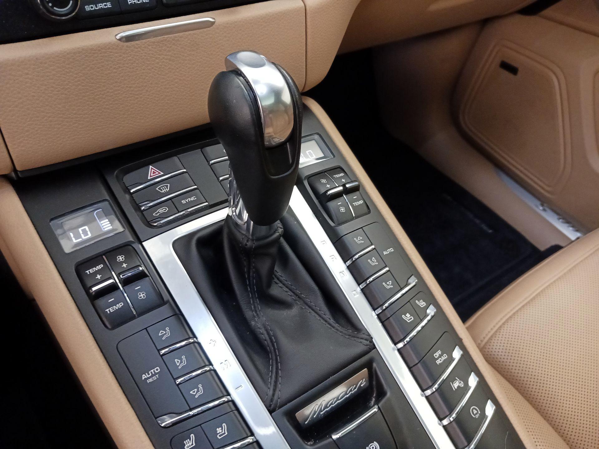 Thumbnail: 2018 Porsche Macan - 18